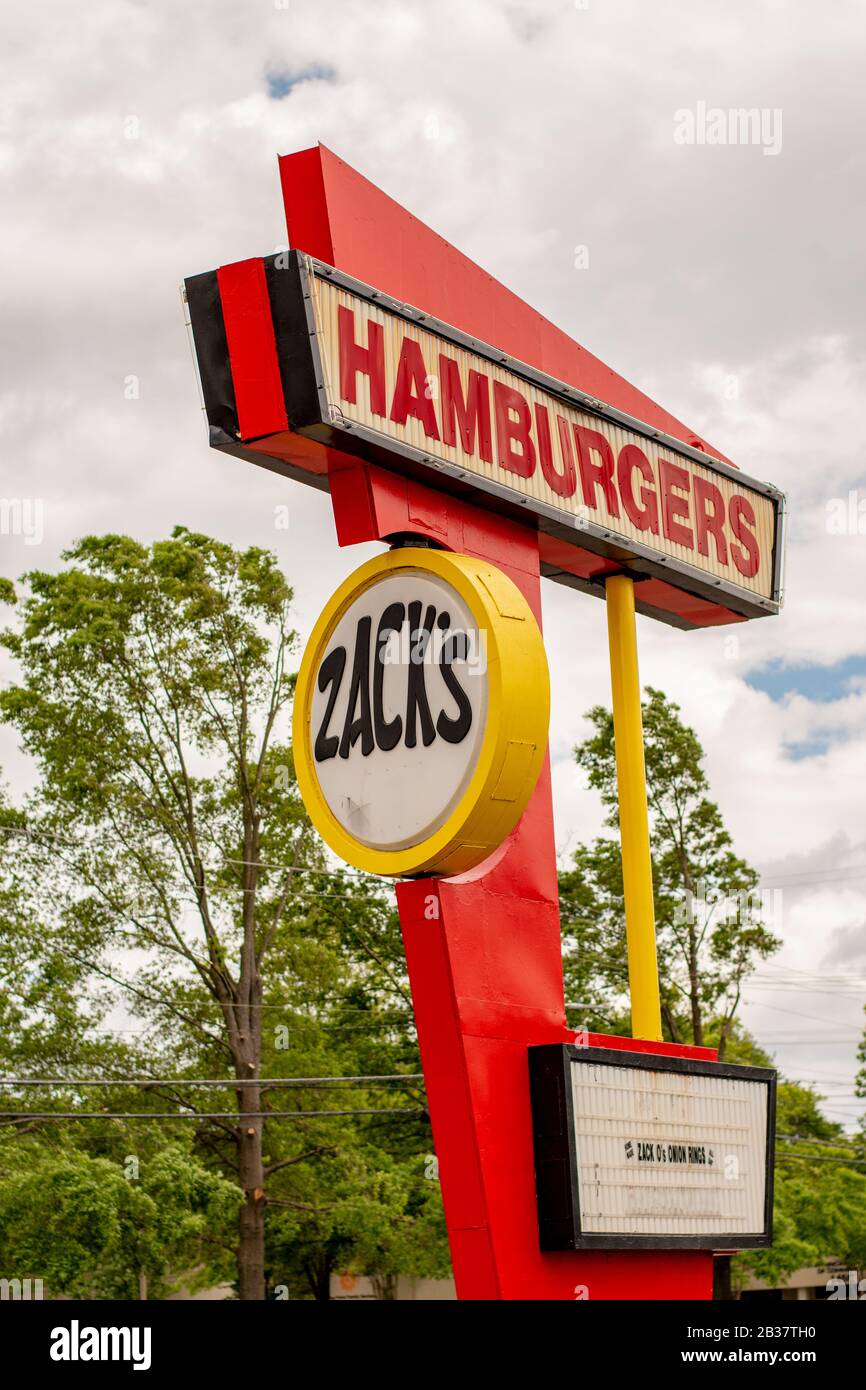 Charlotte, NC/USA - 26 aprile 2019: Colpo verticale del cartello del ristorante drive-in 'Zacks Hamburgers' degli anni '50, che mostra il marchio di Zack e qualche pubblicità. Foto Stock