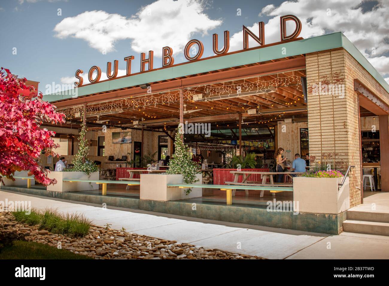 Charlotte, NC/USA - 14 maggio 2019: Media immagine orizzontale del ristorante e bar all'aperto 'Southbound' che mostra il segno del marchio del tetto. Foto Stock