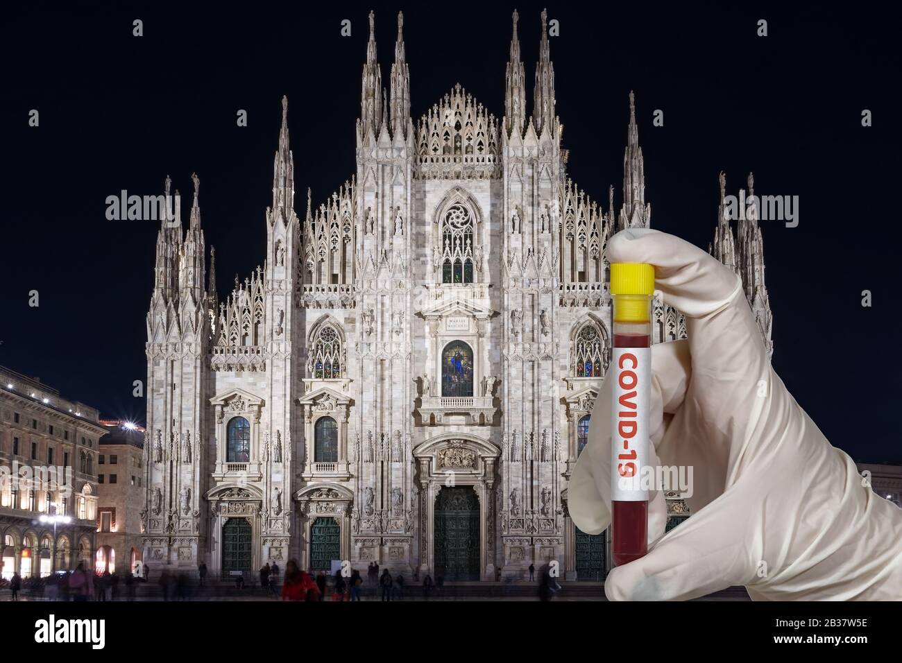 Milano, Italia Coronavirus COVID-19 focolaio concetto. Chimico con guanti contiene provetta Vacutainer con virus 2019-nCoV prima del Duomo di Milano Foto Stock