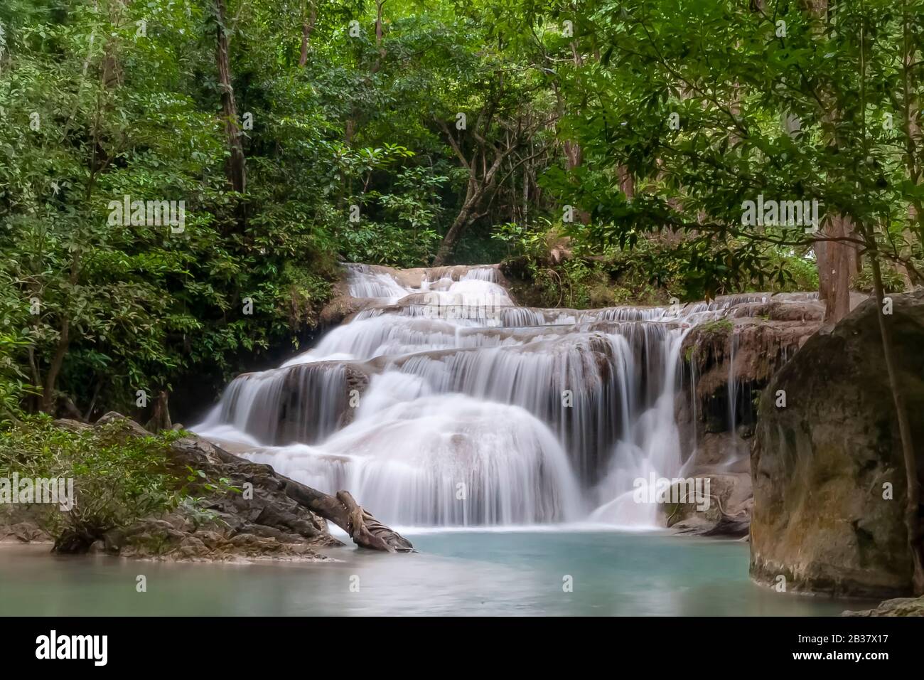 Le bellissime cascate del Parco Nazionale di Erawan, provincia di Kanchanaburi, Tailandia Foto Stock