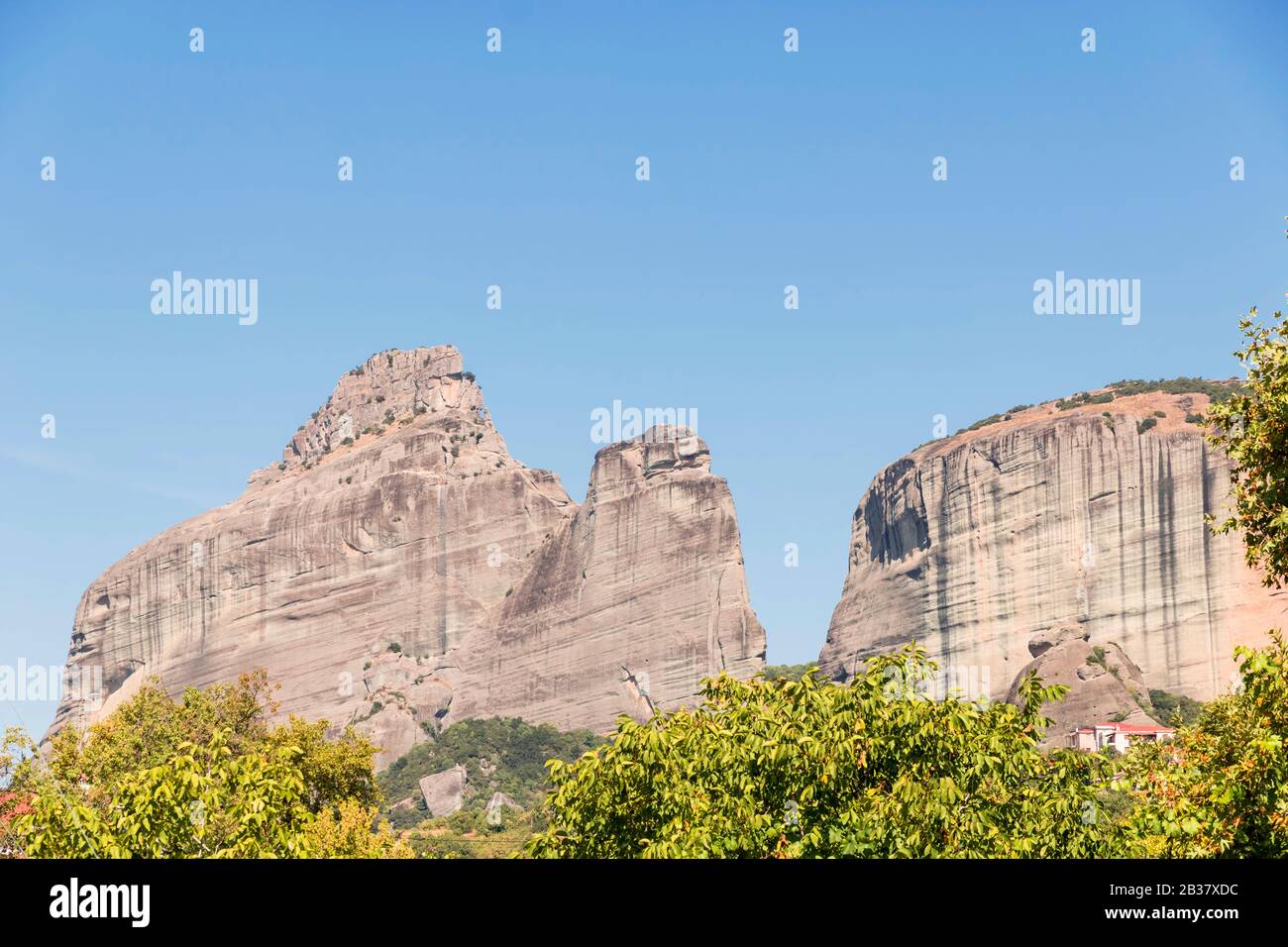 Meteora - i più grandi e famosi complessi di monasteri ortodossi orientali. Bandiera greca. Foto Stock