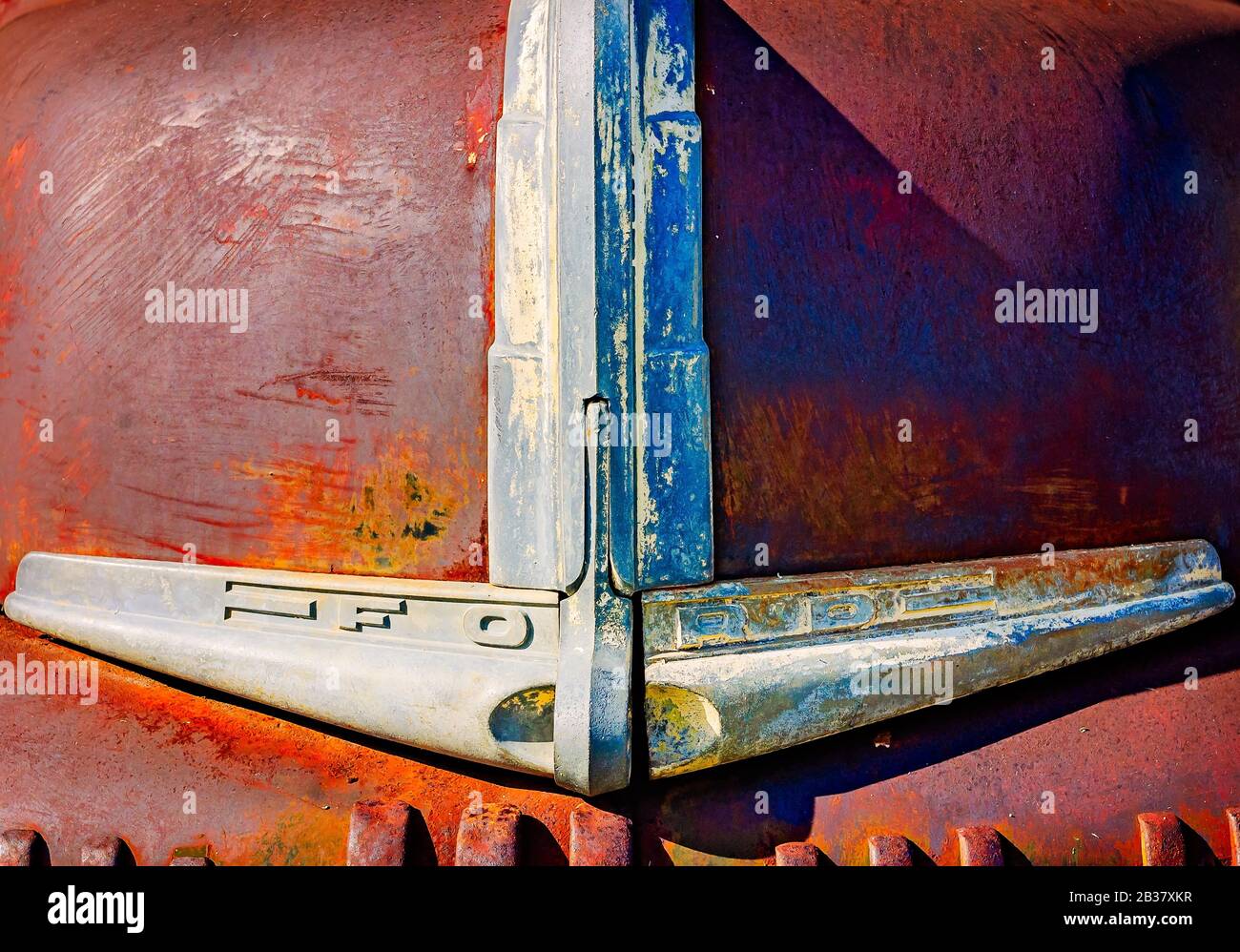 Un emblema Ford Hood è esposto su una Ford vintage arrugginita al di fuori della Berry's Seafood and Catfish House, 20 agosto 2019, a Firenze, Mississippi. Foto Stock