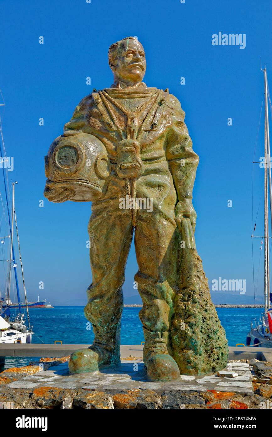 Statua che celebra l'industria della pesca a Sponge al porto di Pothi, Kalymnos, Grecia. Foto Stock