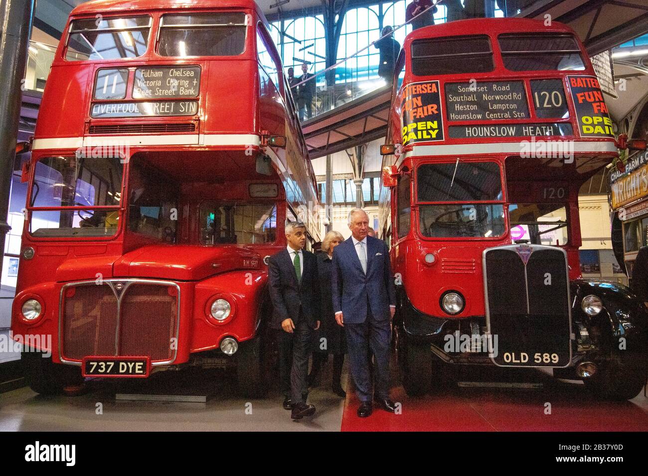 Il Principe di Galles (a destra) con il Sindaco di Londra Sadiq Khan durante una visita al London Transport Museum per celebrare 20 anni di trasporto per Londra. Foto Stock