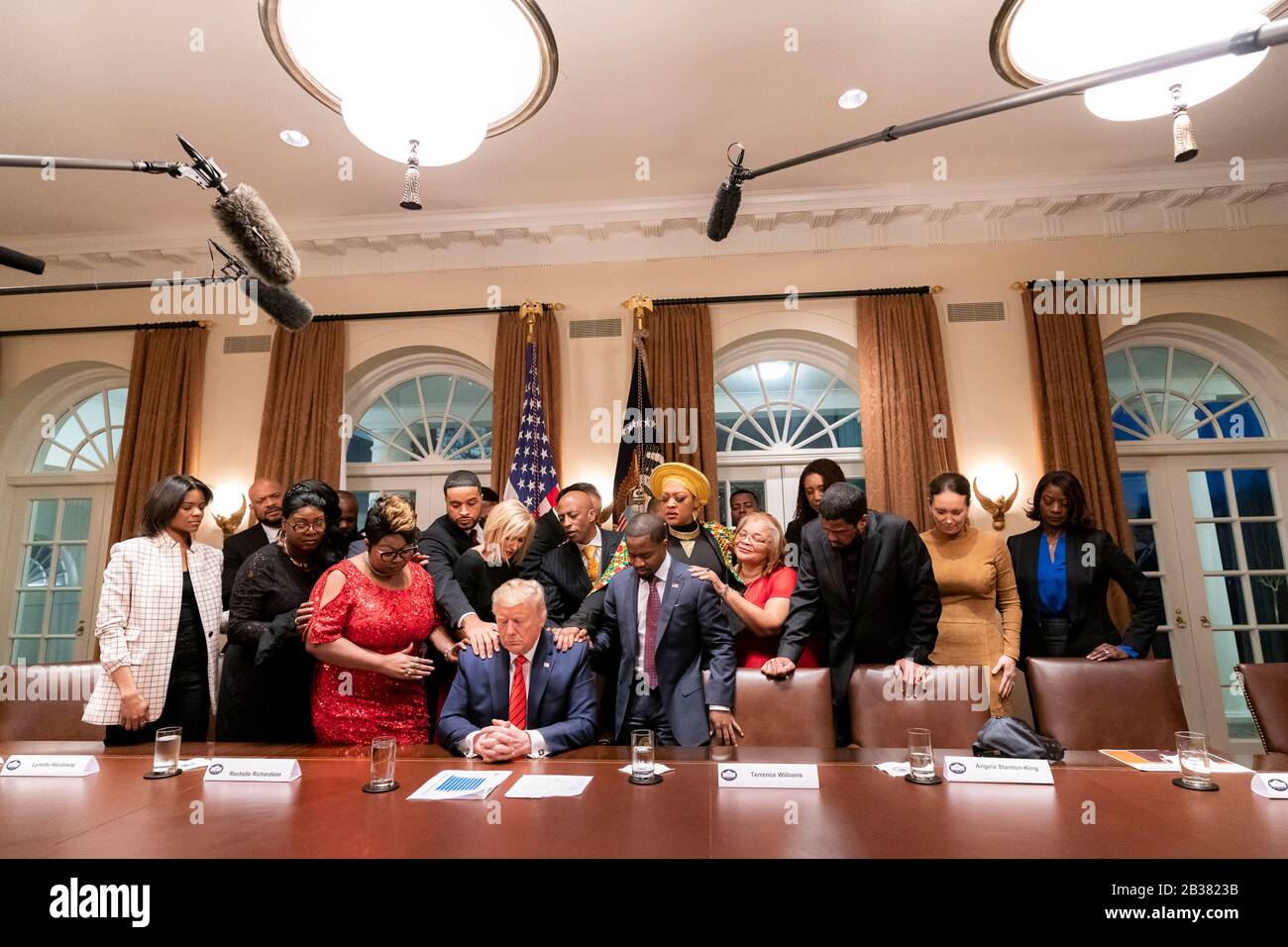 Il presidente degli Stati Uniti Donald Trump partecipa a una preghiera con I Leader africani americani e il pastore Paula White nella Camera del Gabinetto della Casa Bianca 27 febbraio 2020 a Washington, DC. Foto Stock