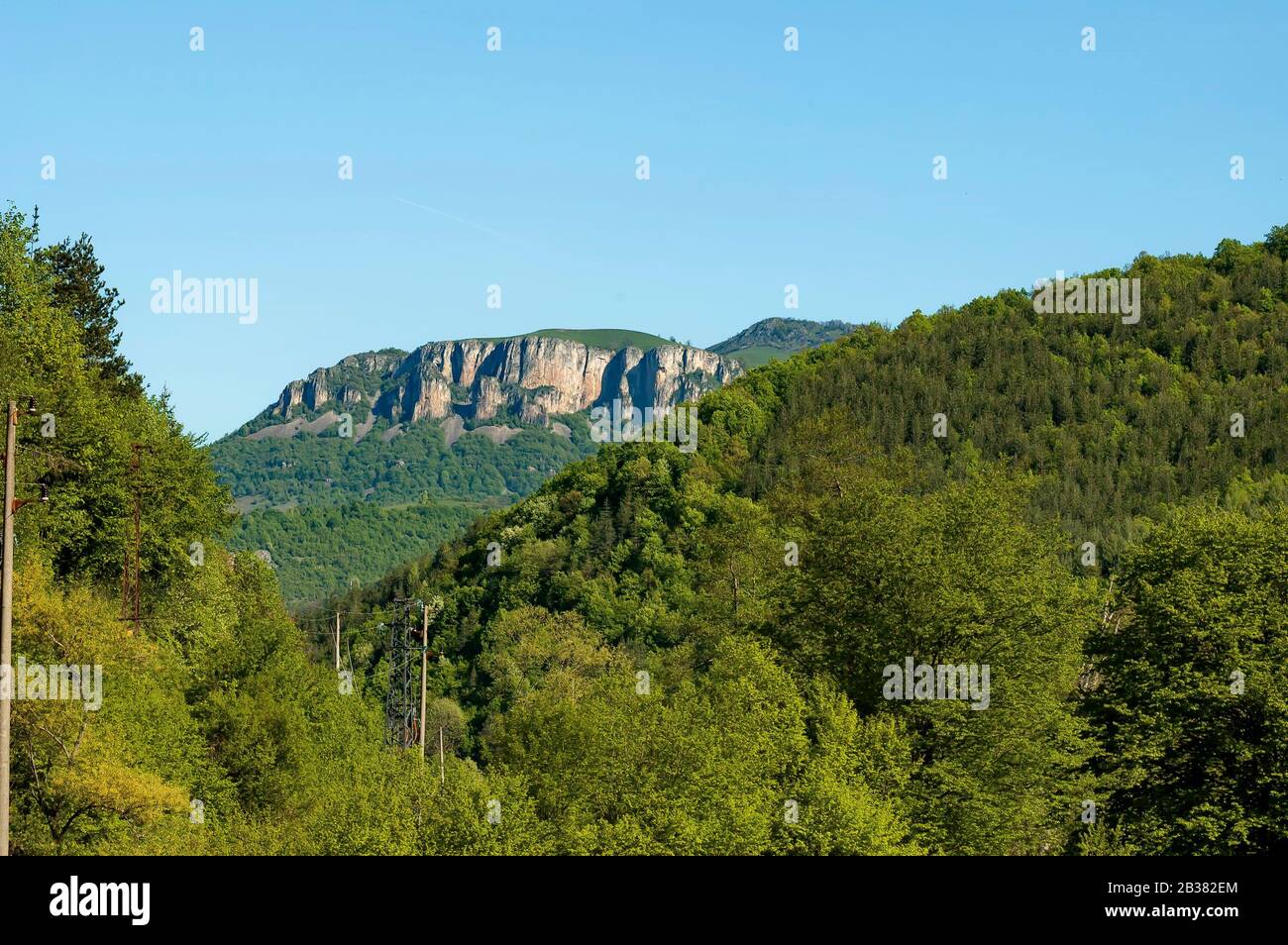 Montagna primaverile, foresta fresca, glade e vecchia linea di trasmissione di energia elettrica, Teteven montagna, Bulgaria Foto Stock