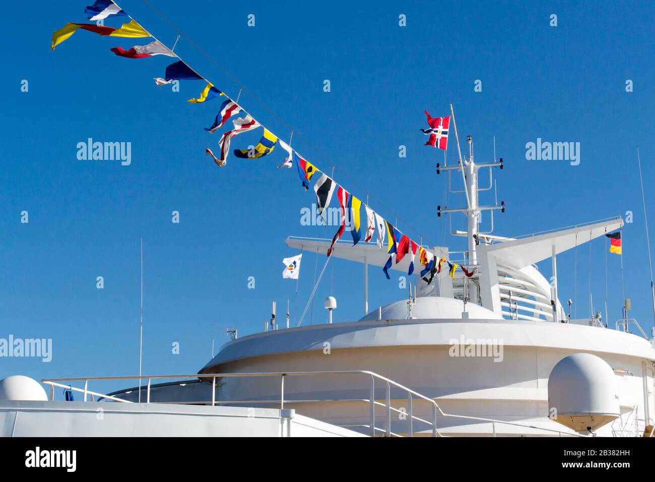 Schiff über die Toppen geflaggt Foto Stock
