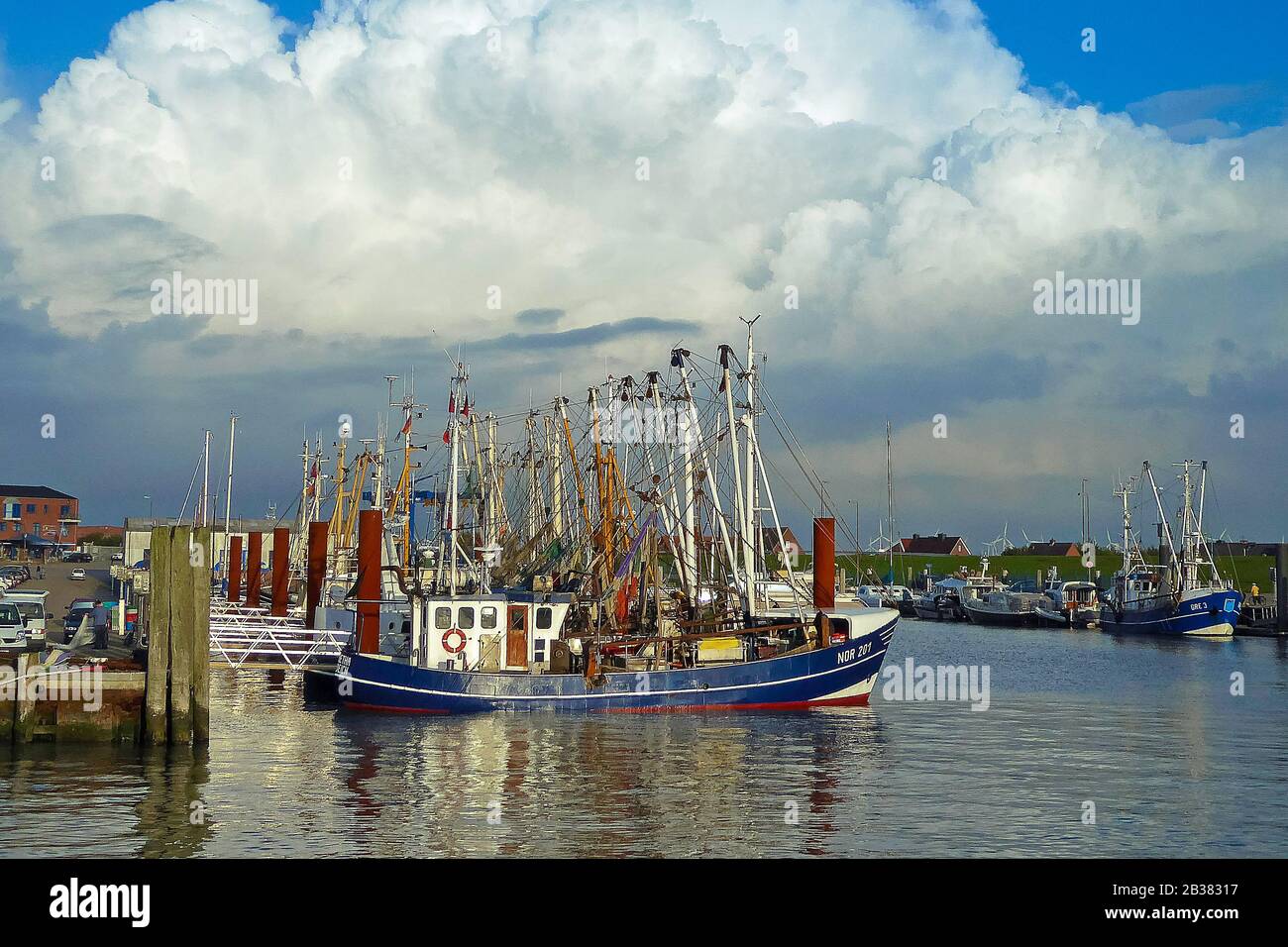 Quellwolken über dem Hafen von Norddeich, Ostfriesland, Fischerboote, Krabbenkutter, Foto Stock
