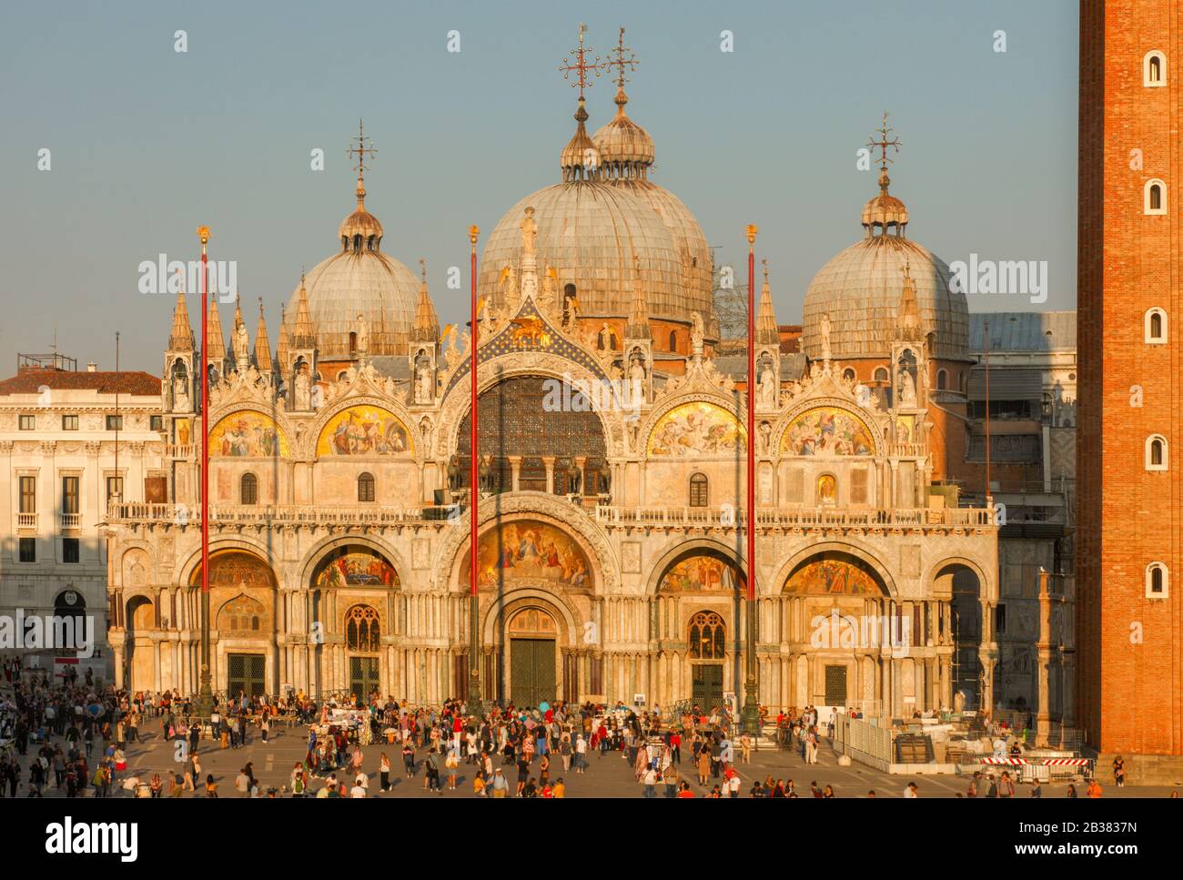 Basilica Di San Marco, Piazza San Marco, Venezia, Veneto, Italia. Vista dall'alto al tramonto. Foto Stock