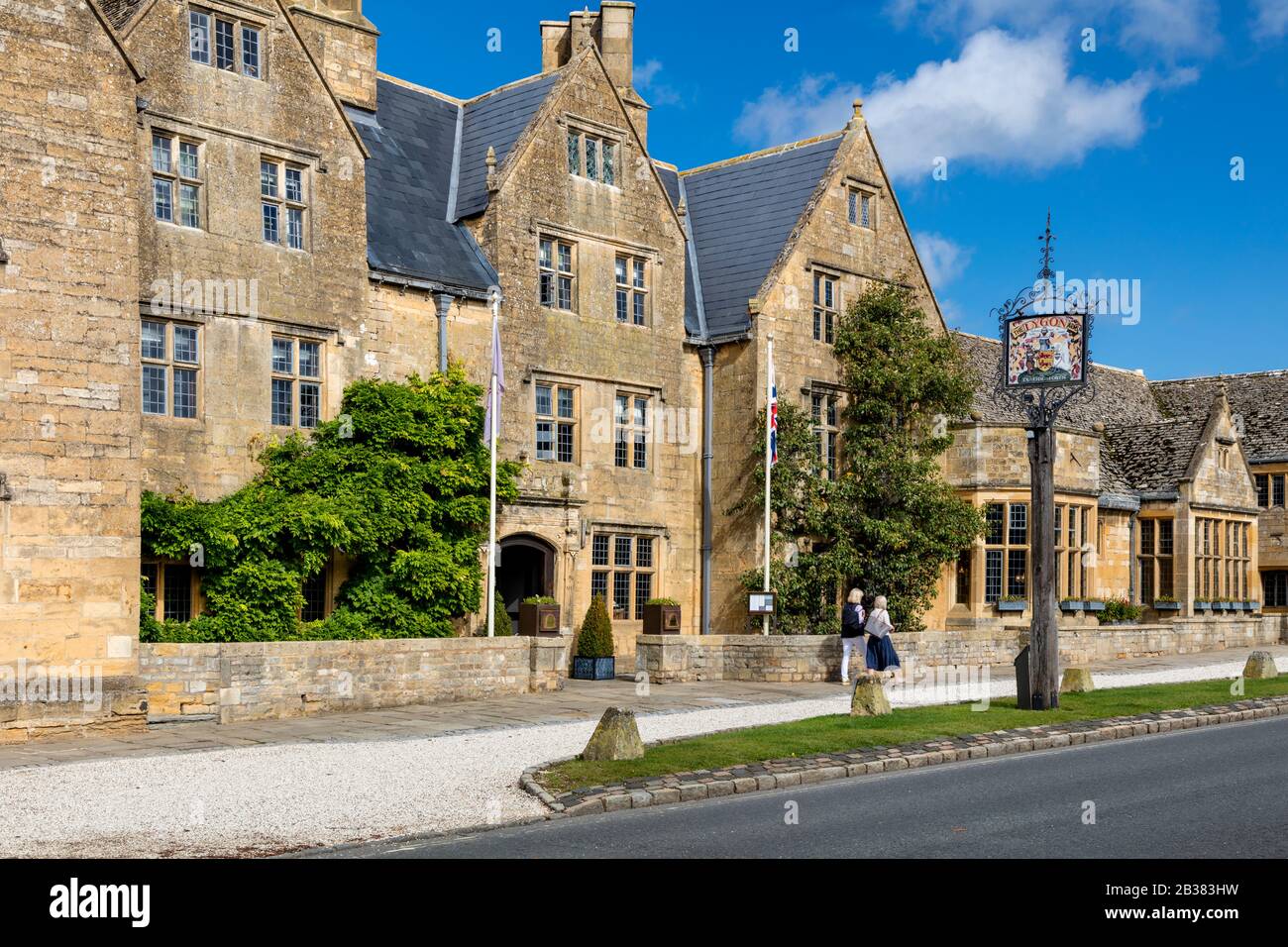 Cartello e facciata anteriore dello storico Lygon Arms Hotel (circ. 1300), Broadway, Worcestershire, Inghilterra, Regno Unito Foto Stock