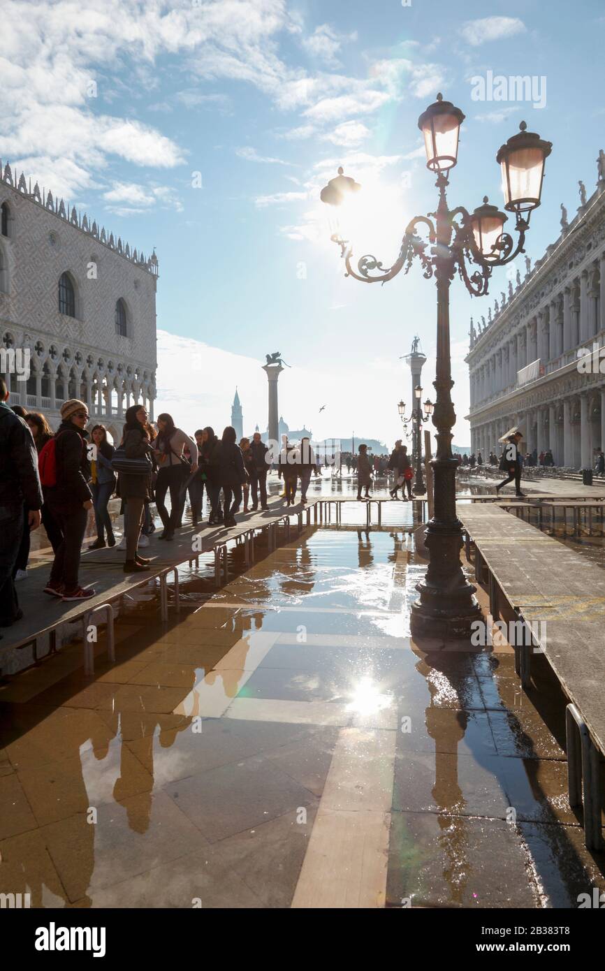 Persone sulle passerelle durante acqua alta; Piazza di San Marco; Venezia; Veneto; Italia; Europa Foto Stock