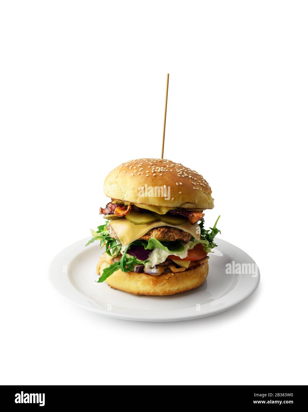 Appetitoso cheeseburger su piatto isolato su bianco. Fotografia di cibo Foto Stock