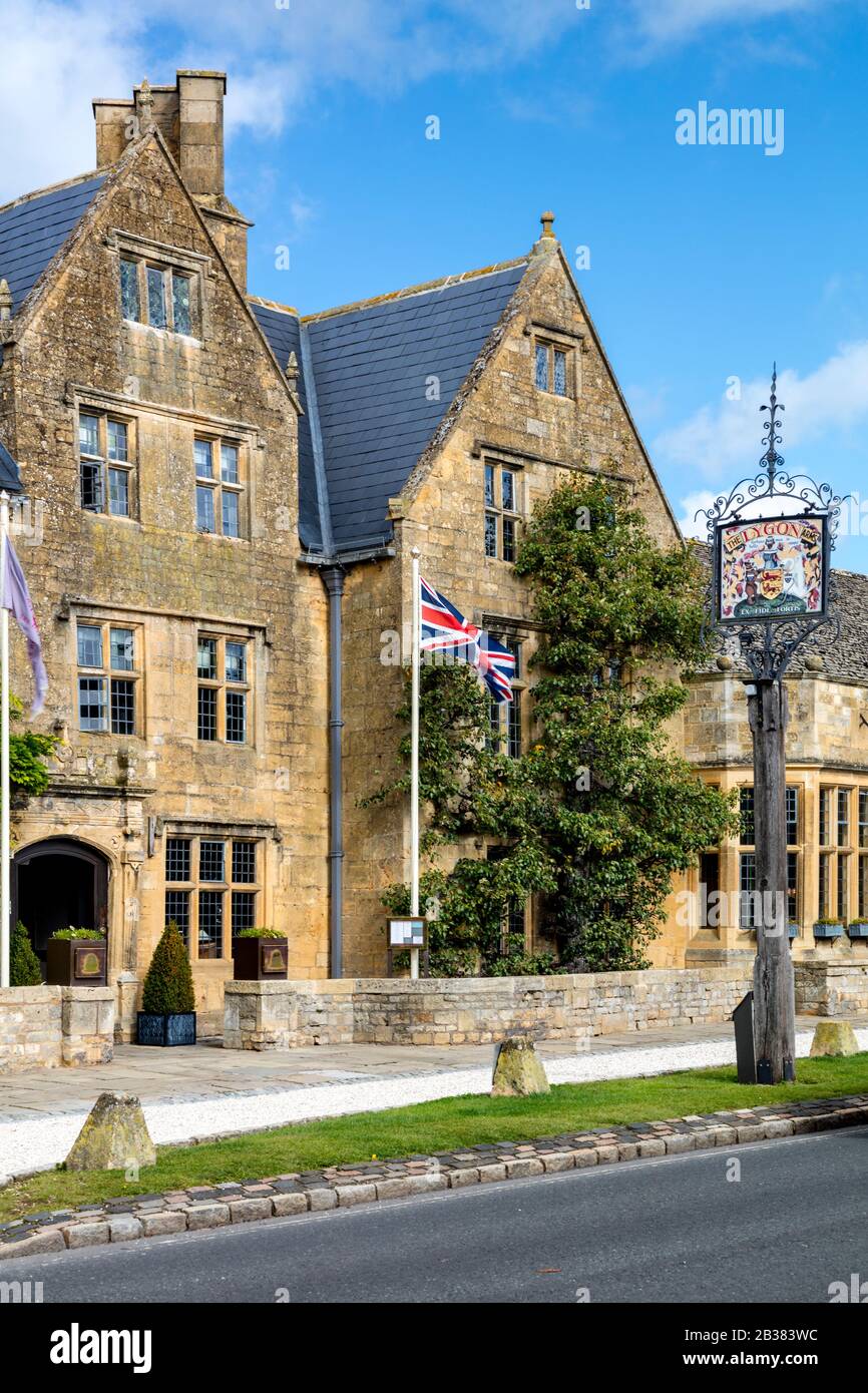 Cartello e facciata anteriore dello storico Lygon Arms Hotel (circ. 1300), Broadway, Worcestershire, Inghilterra, Regno Unito Foto Stock