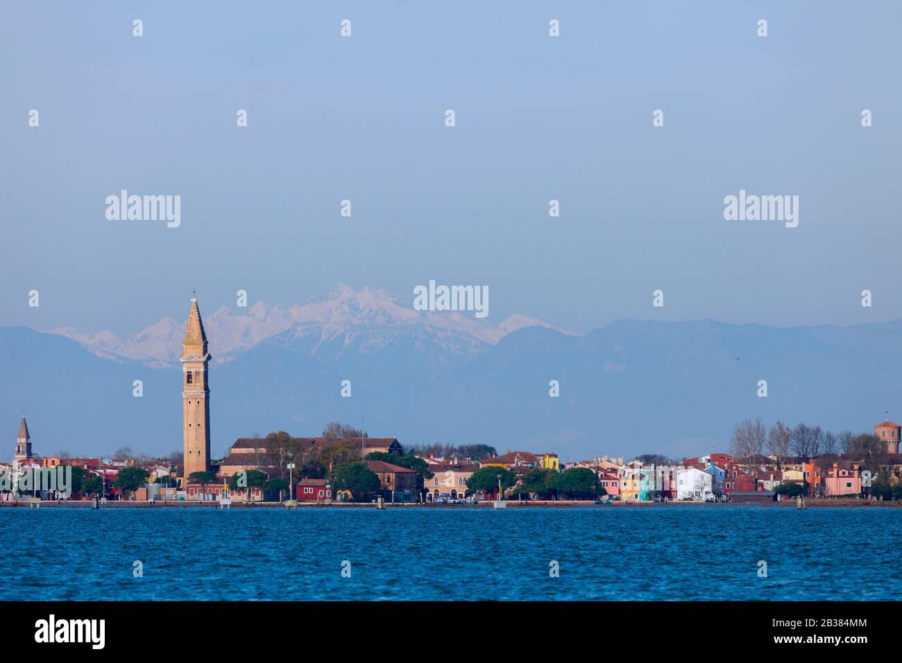 Isola di Burano di fronte alle alpi, Venezia, Veneto; Italia Foto Stock