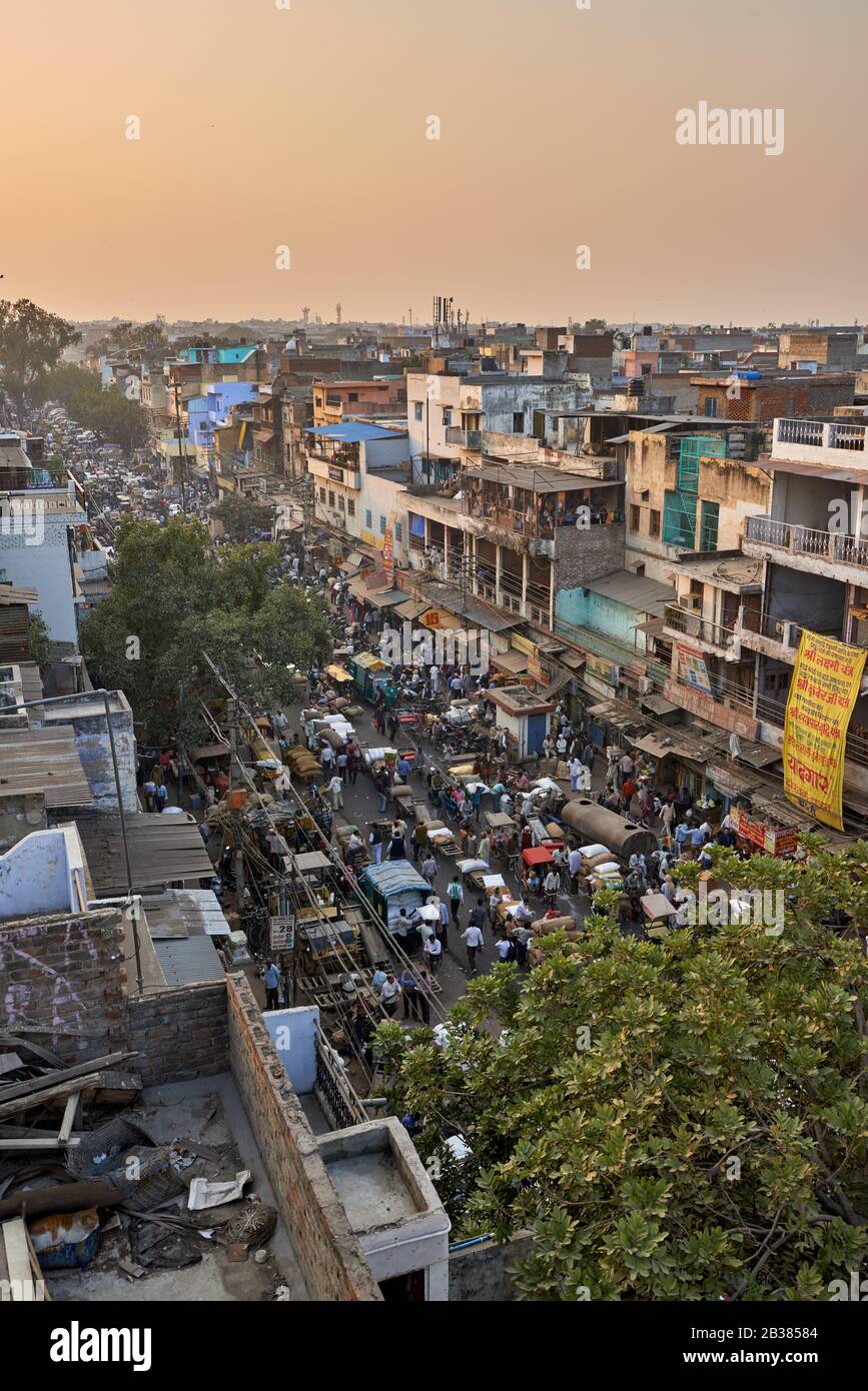 Vista areale su Swami Vivekanand Marg Road e Old Dehli mercato delle spezie, Delhi, India Foto Stock