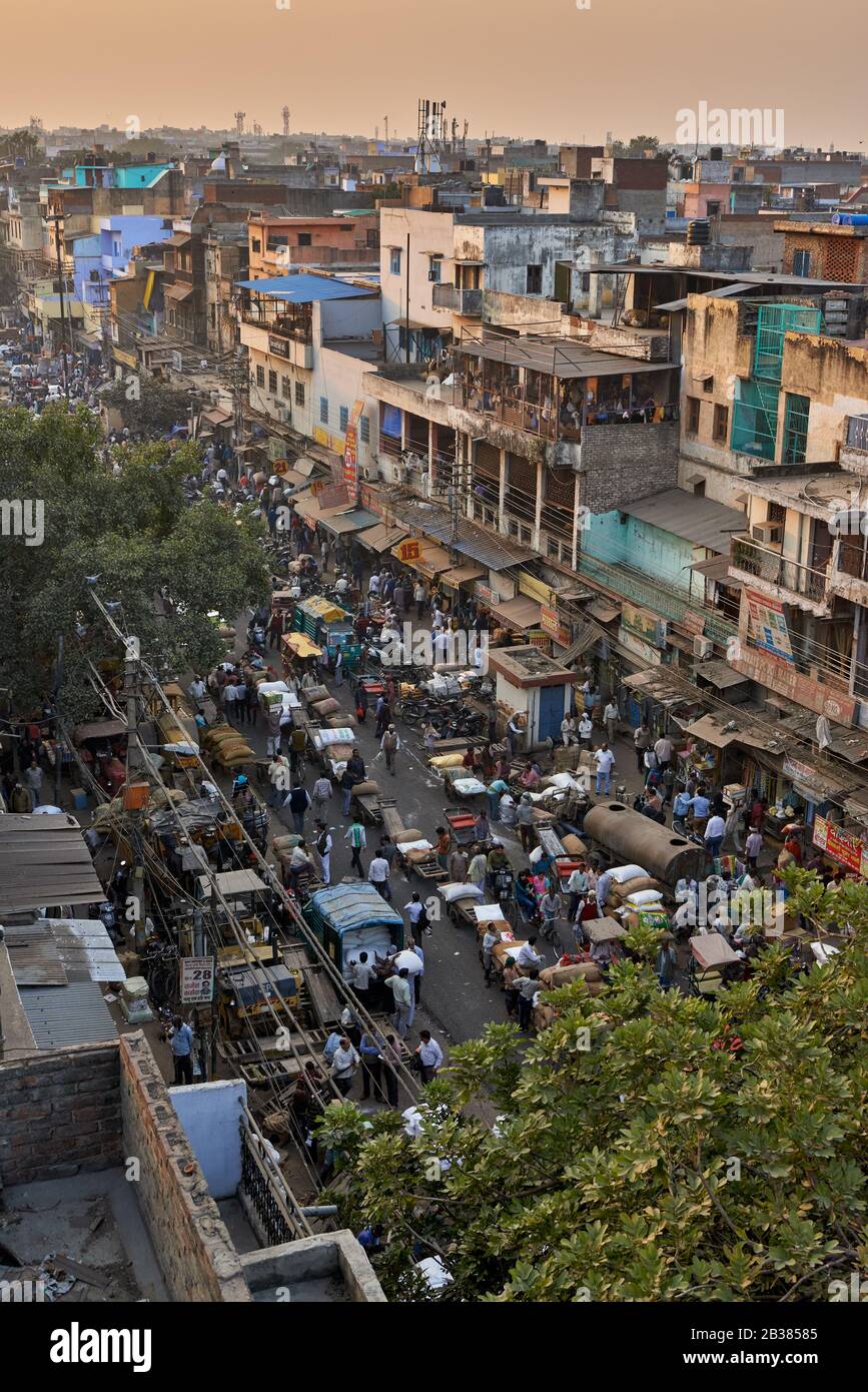 Vista areale su Swami Vivekanand Marg Road e Old Dehli mercato delle spezie, Delhi, India Foto Stock