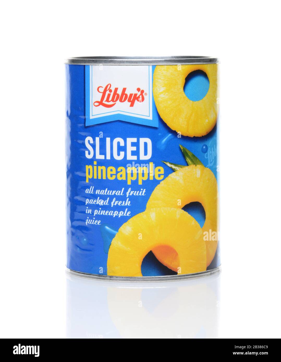 Irvine, CA - 23 GIUGNO 2014: Una lattina di ananas affettato di Libby. Libby's, fondata nel 1869, è un'azienda alimentare statunitense nota per il suo cibo in scatola. Foto Stock