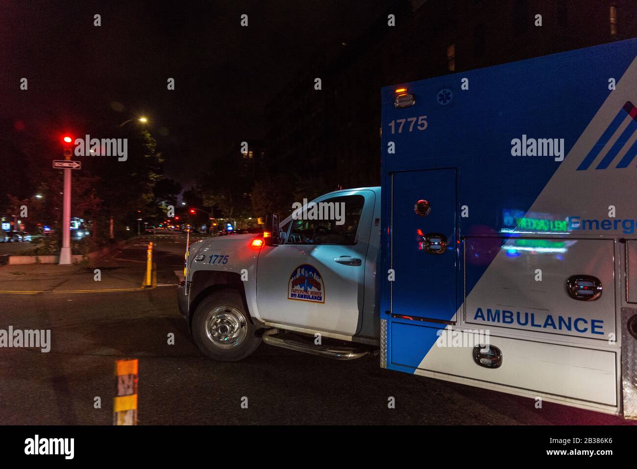 New York City, USA - 4 agosto 2018: Auto ambulanza di New York guidare lungo una strada di notte a Harlem, Manhattan, New York City, USA Foto Stock