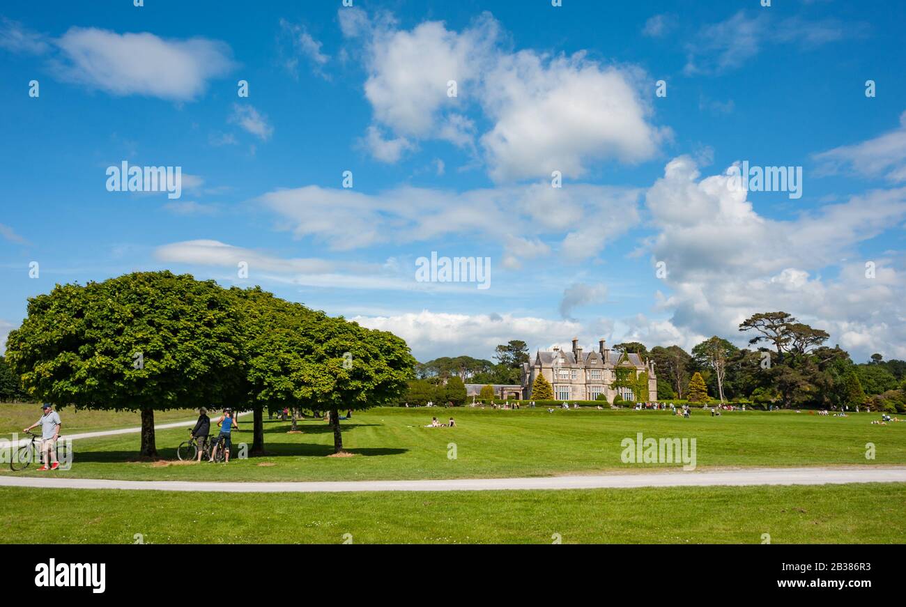 Killarney, Irlanda - Giugno 15th, 2014: Turisti che si rilassano nei giardini di Muckross casa nel ring di Kerry Foto Stock