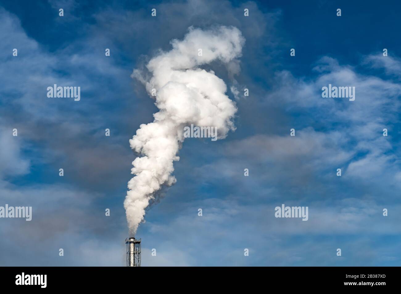 Fumo proveniente dai camini della fabbrica di piante. Concetto di inquinamento dell'aria Foto Stock