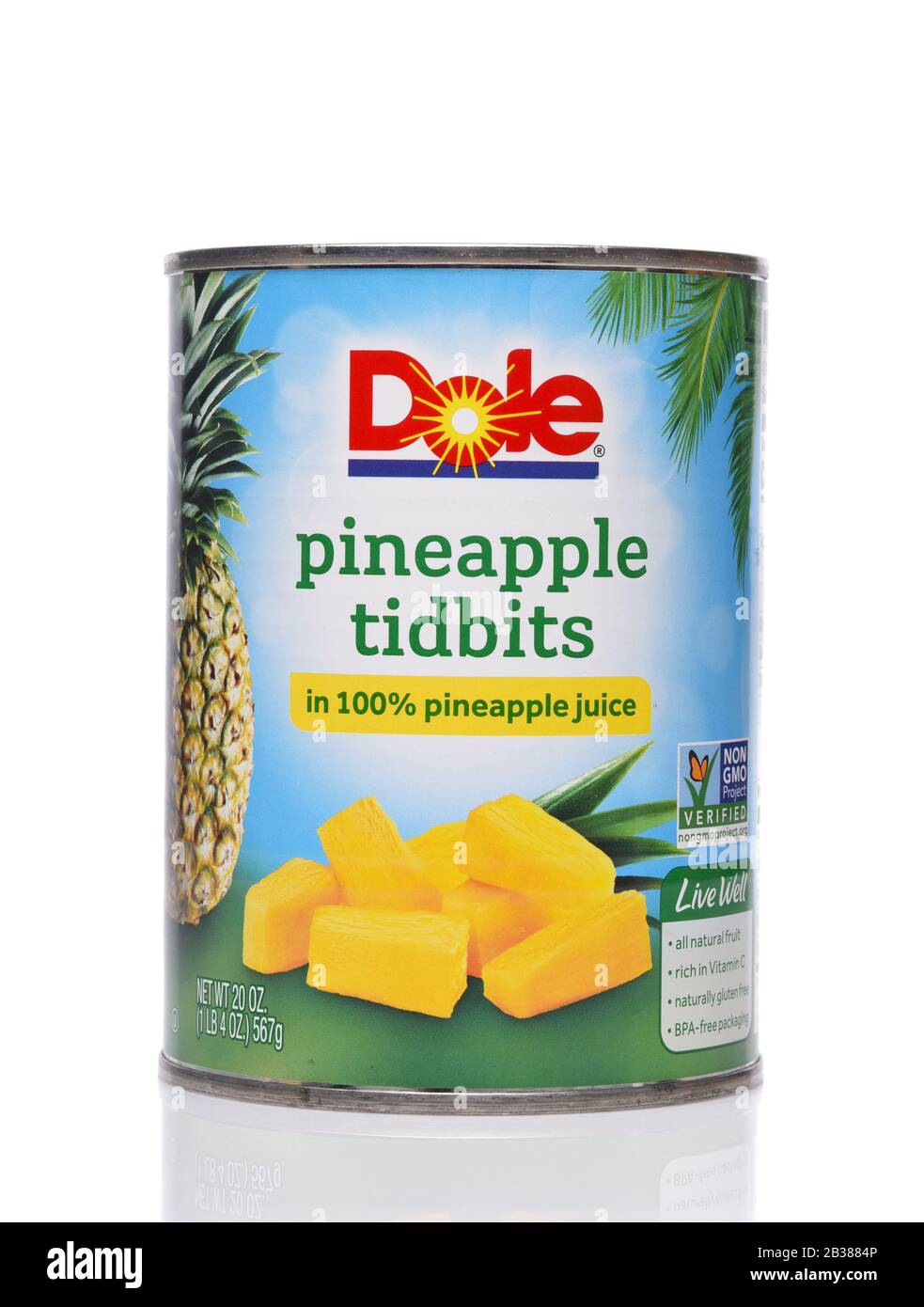 Irvine, CALIFORNIA - 24 DICEMBRE 2019: Una lattina di Dole Pineapple Tidbits nel succo di ananas. Foto Stock