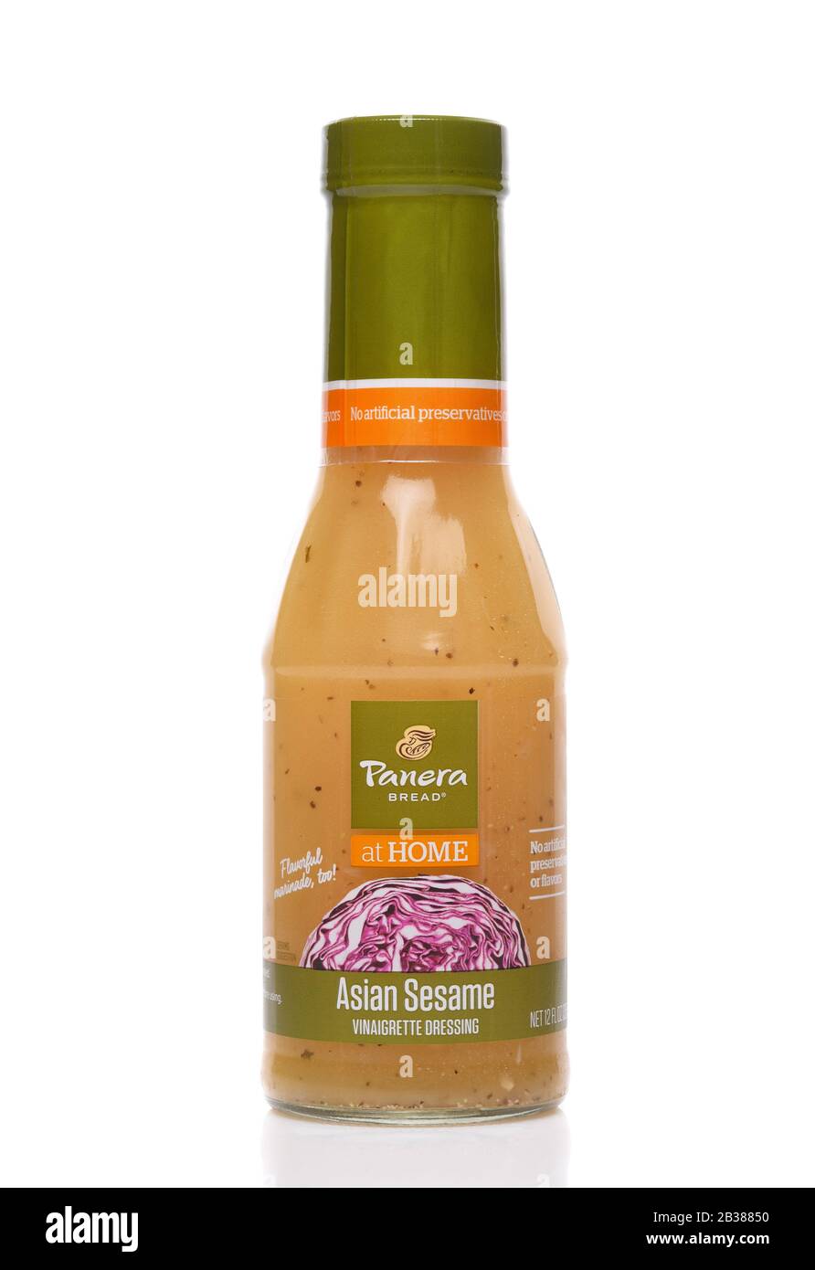 Irvine, CALIFORNIA - 24 DICEMBRE 2019: Una bottiglia Di Pane Panera a casa Asian Sesame Vinaigrette Medicazione. Foto Stock