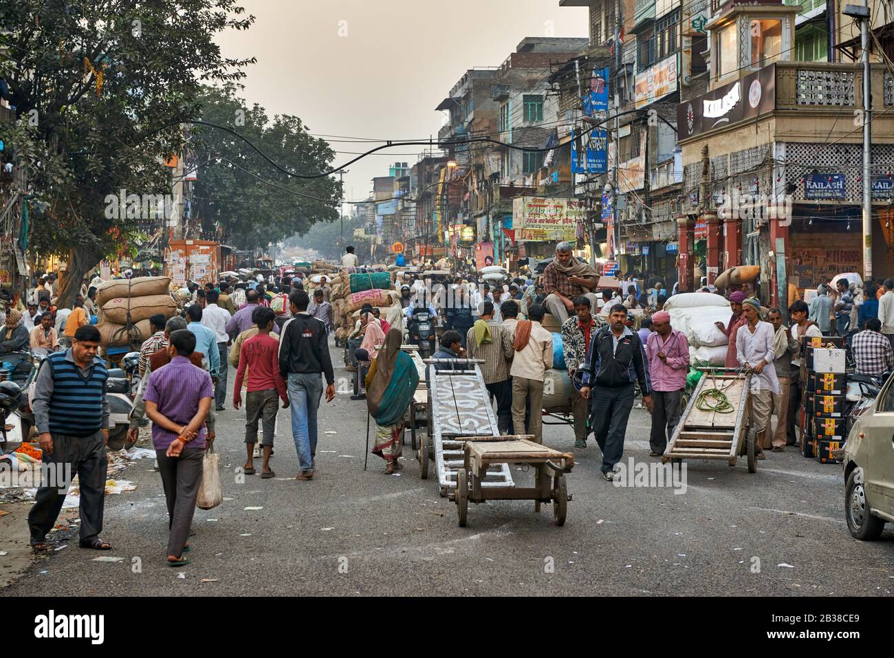 Vecchio mercato delle spezie di Dehli, negozi in Swami Vivekanand Marg Road, Delhi, India Foto Stock