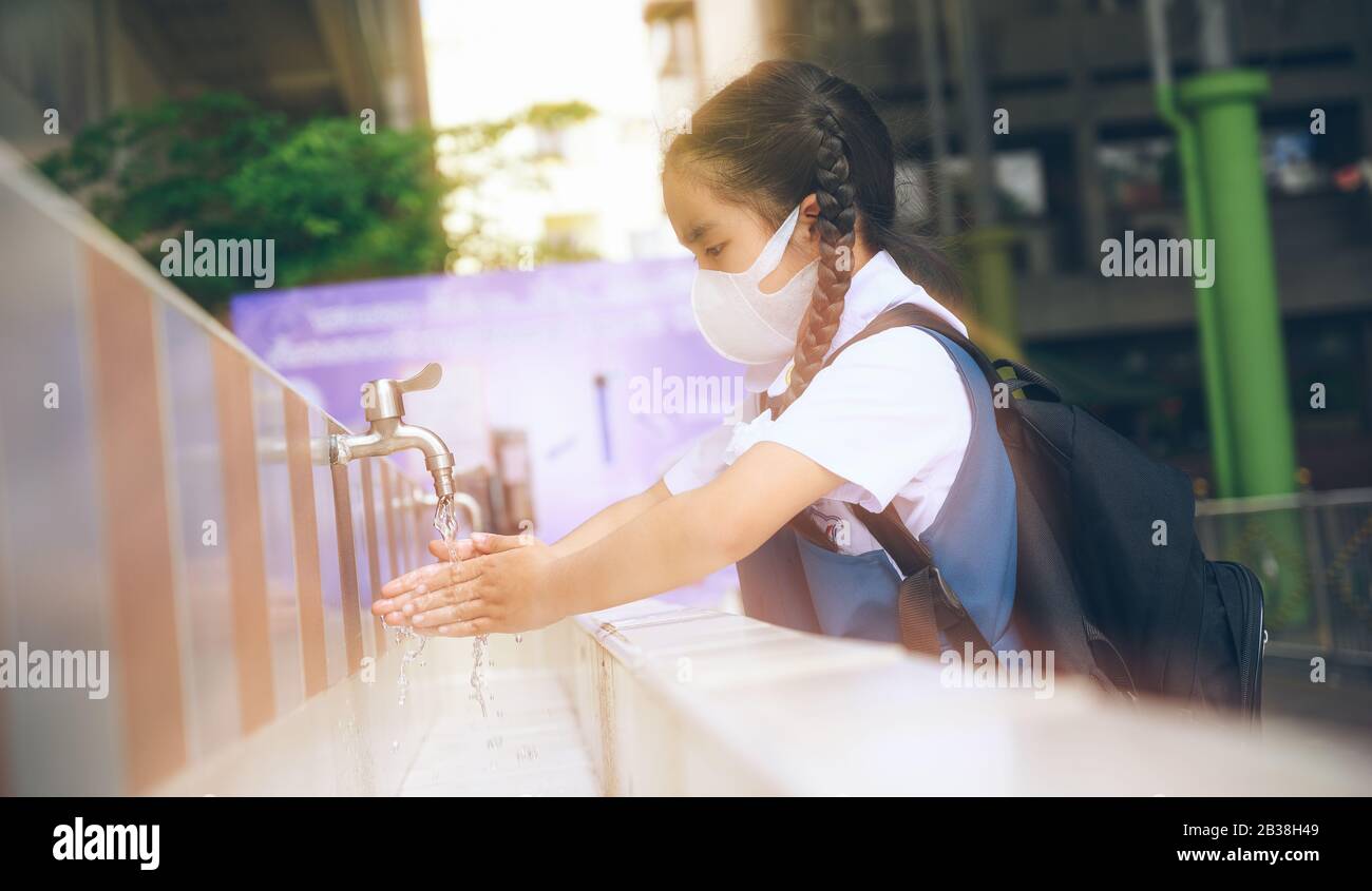 Gli studenti asiatici lavano le mani nel lavabo esterno della scuola. Prevenire Le Malattie Contagiose, Peste. Salute dei bambini, protezione del virus Covid Foto Stock