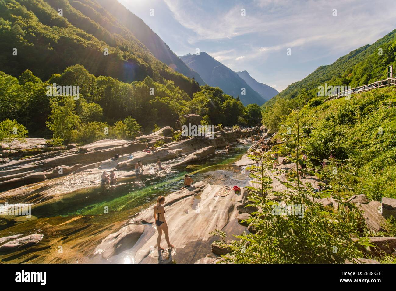 Persone che nuotano e prendono il sole al fiume Verzasca in estate Foto Stock