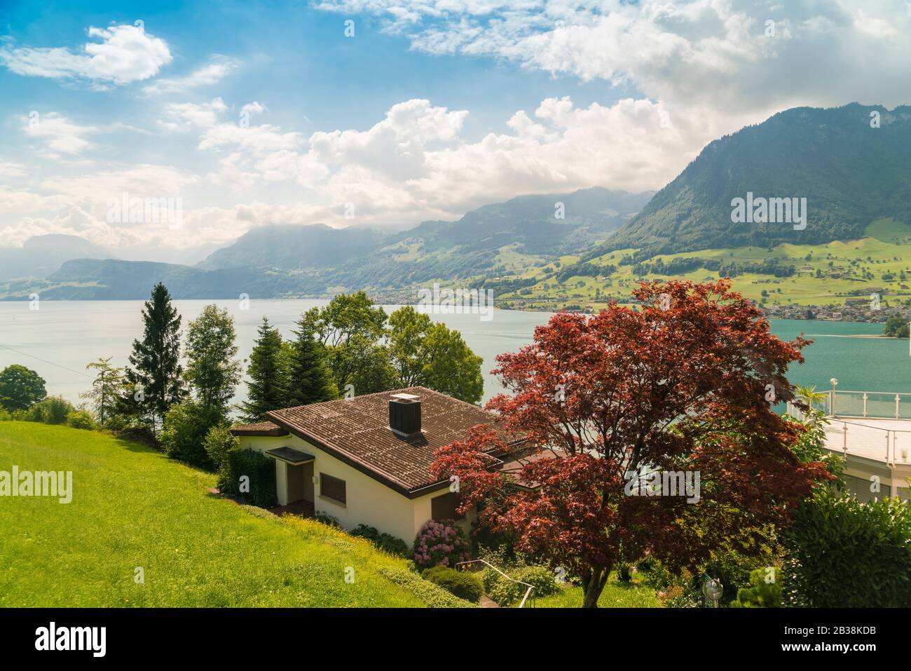 Una capanna sul Lago di Lucerna con montagne sullo sfondo in estate Foto Stock