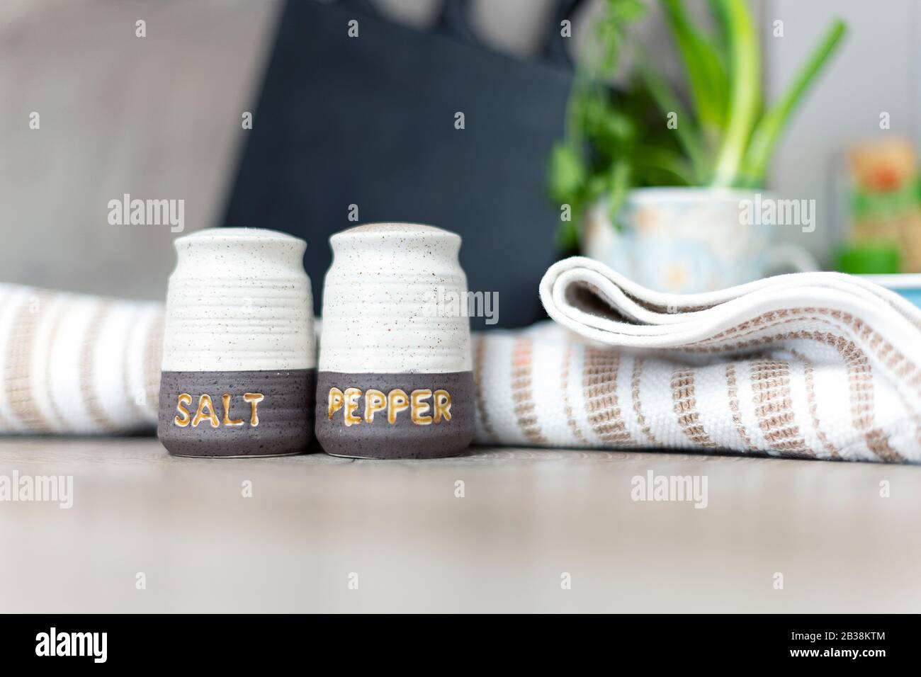 Agitatori con sale e pepe sullo spazio di lavoro della cucina. Foto Stock