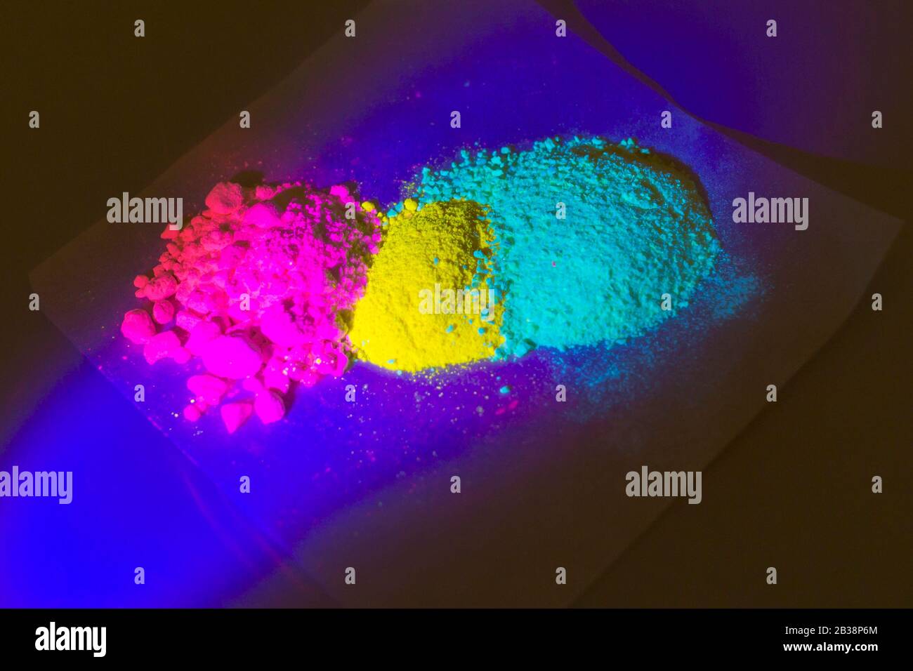 Materiali organici fluorescenti di colore rosso, giallo e verde per la produzione OLED . Foto Stock
