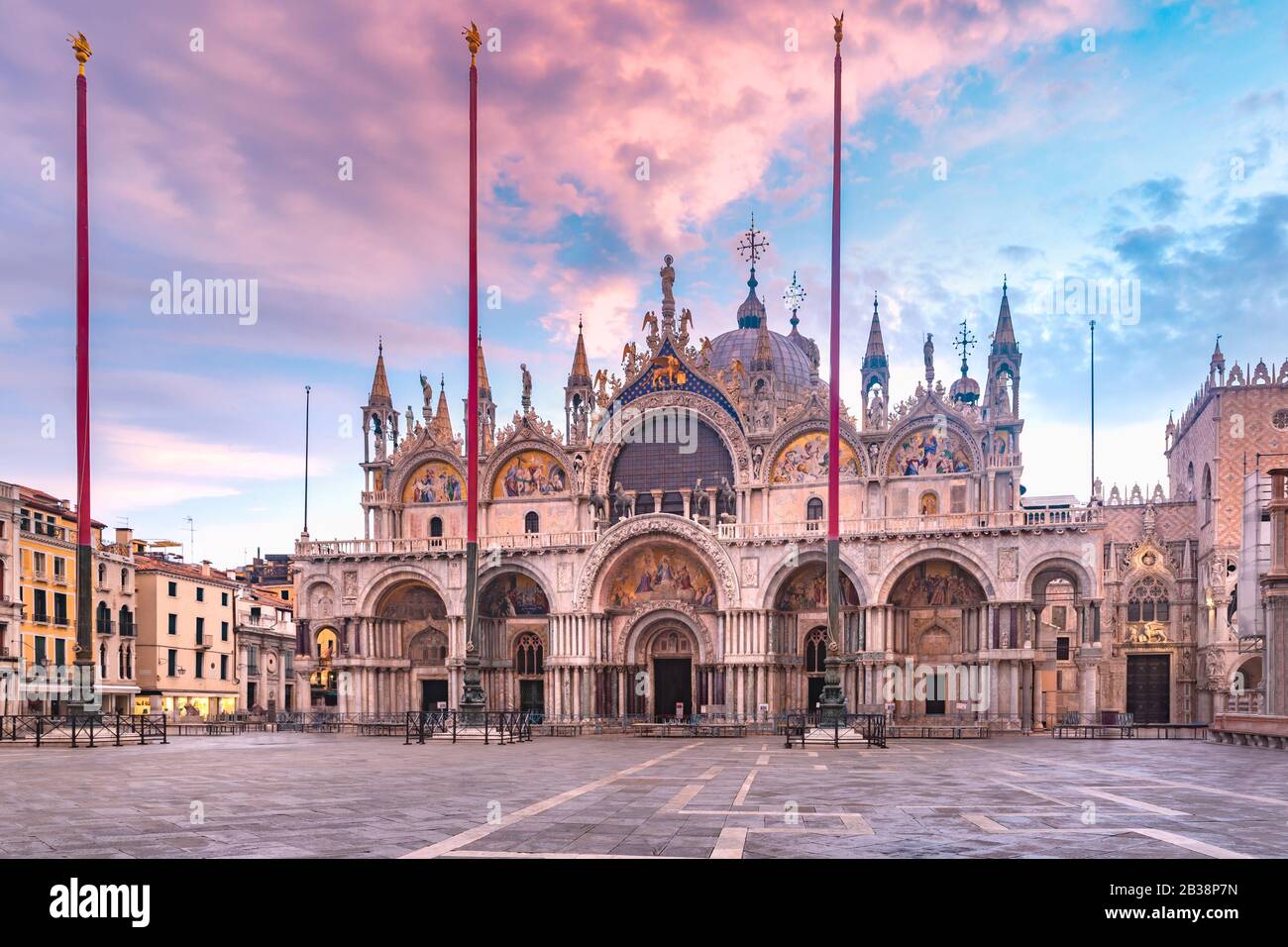 Basilica Cattedrale di San Marco vista da Piazza San Marco all'alba, Venezia, Italia. Foto Stock
