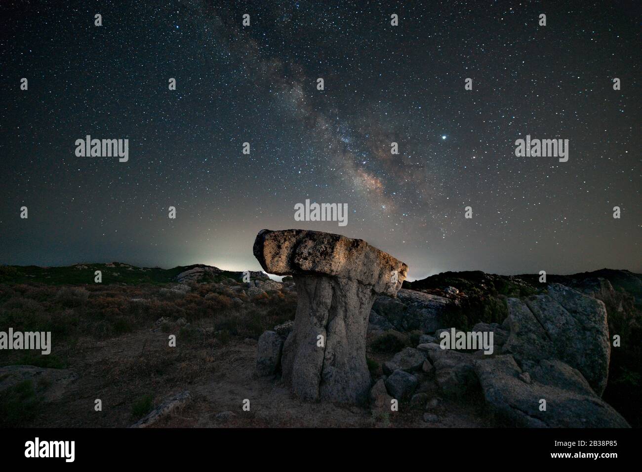 panorama della via lattea sopra una roccia a forma di fungo Foto Stock