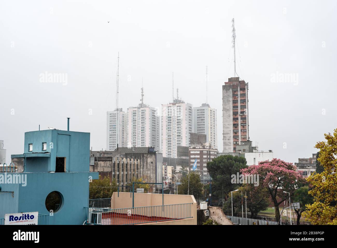 Vista della 'Torres Pueyrredon' (Pueyrredon Towers) coperta di nebbia sulla parte superiore. Di fronte si può vedere un'immagine urbana circostante Foto Stock