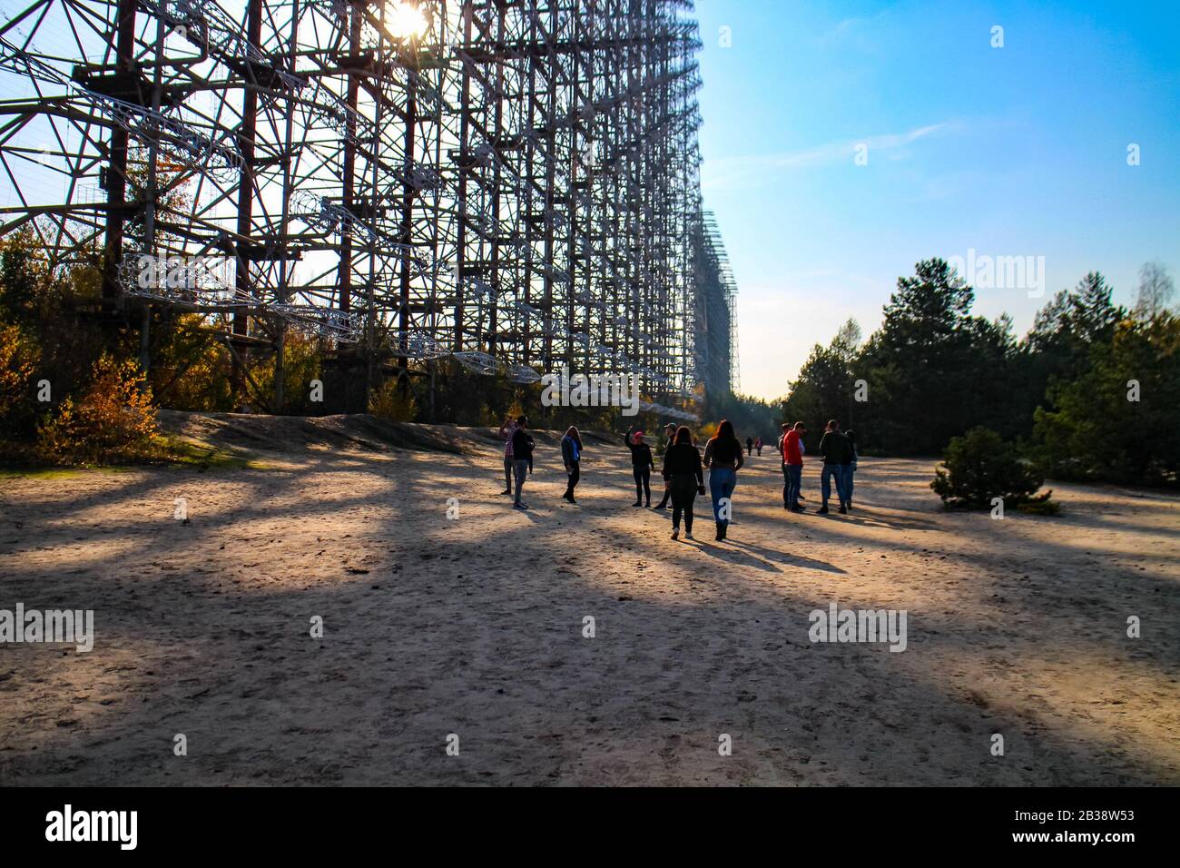 Pripyat, Ucraina - 21 ottobre 2019: Visitatori della zona di esclusione di Chernobyl di fronte al radar Duga-1 abbandonato vicino Pripyat, Ucraina. Foto Stock