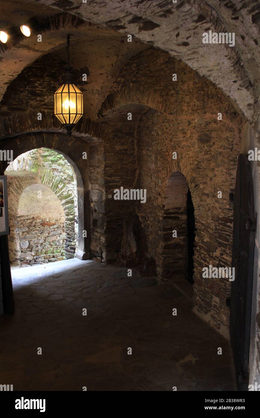 Scalinata tortuosa in pietra all'interno del castello di Trim Foto Stock