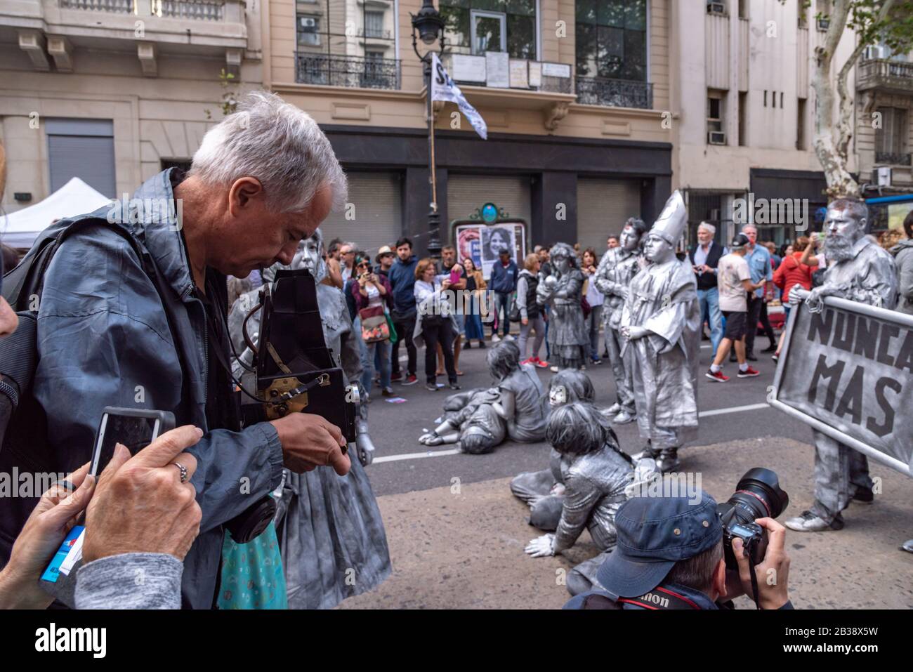 Uomo che scatta foto con una vecchia macchina fotografica alle espressioni artistiche alla manifestazione Popolare la memoria, la verità e la giustizia della Giornata Nazionale Foto Stock