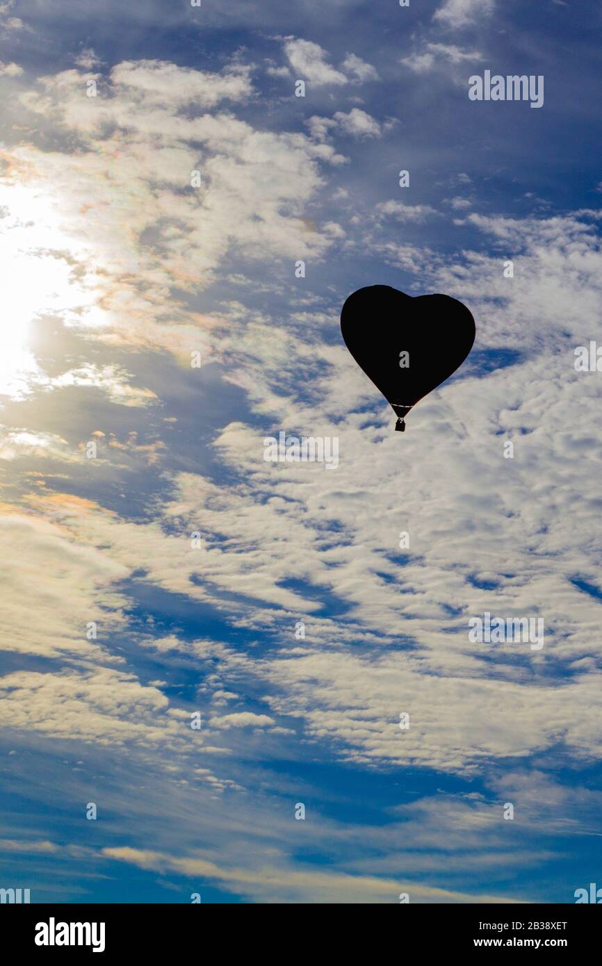 Palloncino a forma di cuore, mongolfiera colorato volare Foto Stock