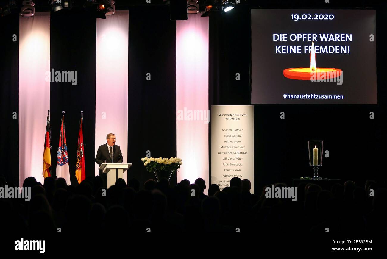 Hanau, Germania. 04th Mar, 2020. Il sindaco di Hanau Claus Kaminsky (SPD) parla al servizio memoriale per le vittime dell'attacco a Hanau nel Parco del Congresso Hanau (CPH). Nell'attacco razzista, un tedesco di 43 anni aveva ucciso e ucciso nove persone con radici straniere la sera del 19 febbraio. Il marksman sportivo si dice anche di aver ucciso sua madre prima di prendere la sua vita. Credito: Kai Pfaffenbach/Reuters-Pool/Dpa/Alamy Live News Foto Stock