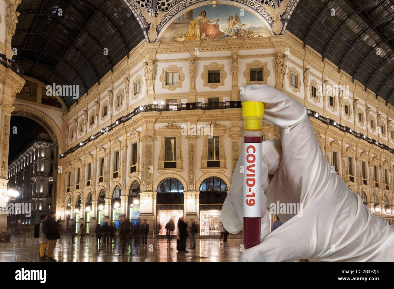 Milano, Italia Coronavirus COVID-19 Outbreak Concept.Chemist con guanti può contenere provette Vacutainer con virus 2019-nCoV prima della Galleria Vittorio Emanuele II Foto Stock
