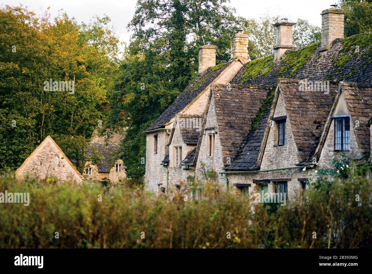 Arlington Row, cottage in pietra del XVII secolo a Bibury, Inghilterra, ora un'area di conservazione architettonica. Foto Stock