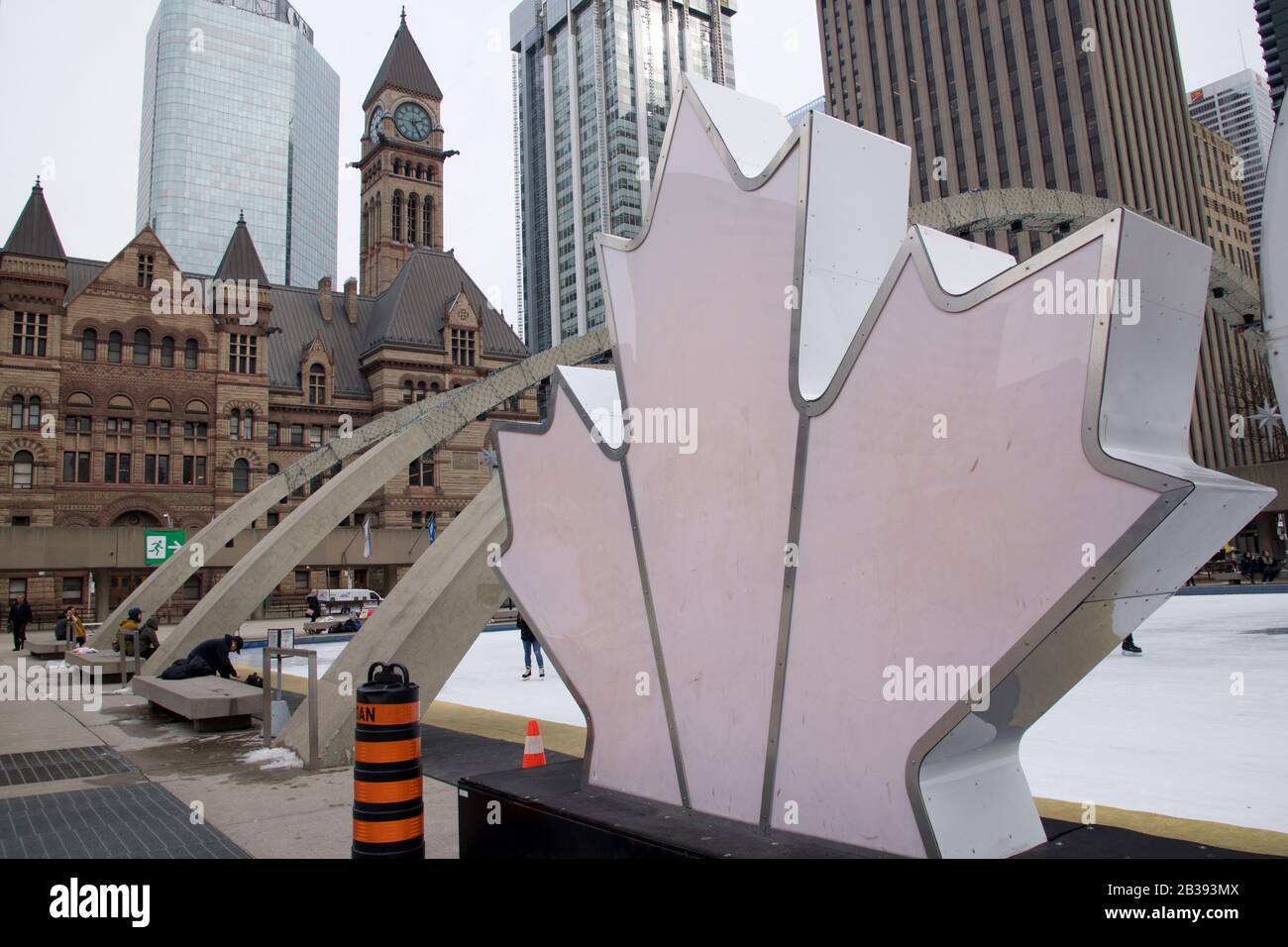 Nathan Phillips Square con l'insegna di Toronto e il vecchio edificio del Municipio Foto Stock