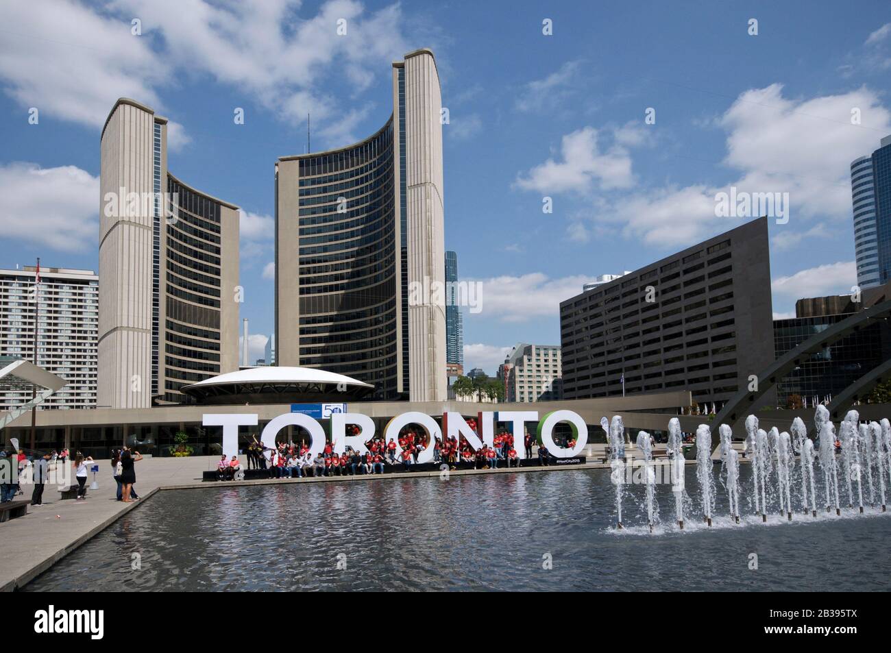 Nathan Phillips Square con l'insegna di Toronto e il vecchio edificio del Municipio Foto Stock