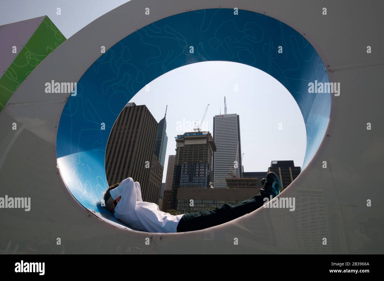 Nathan Phillips Square con l'insegna di Toronto e il vecchio edificio del Municipio Foto Stock