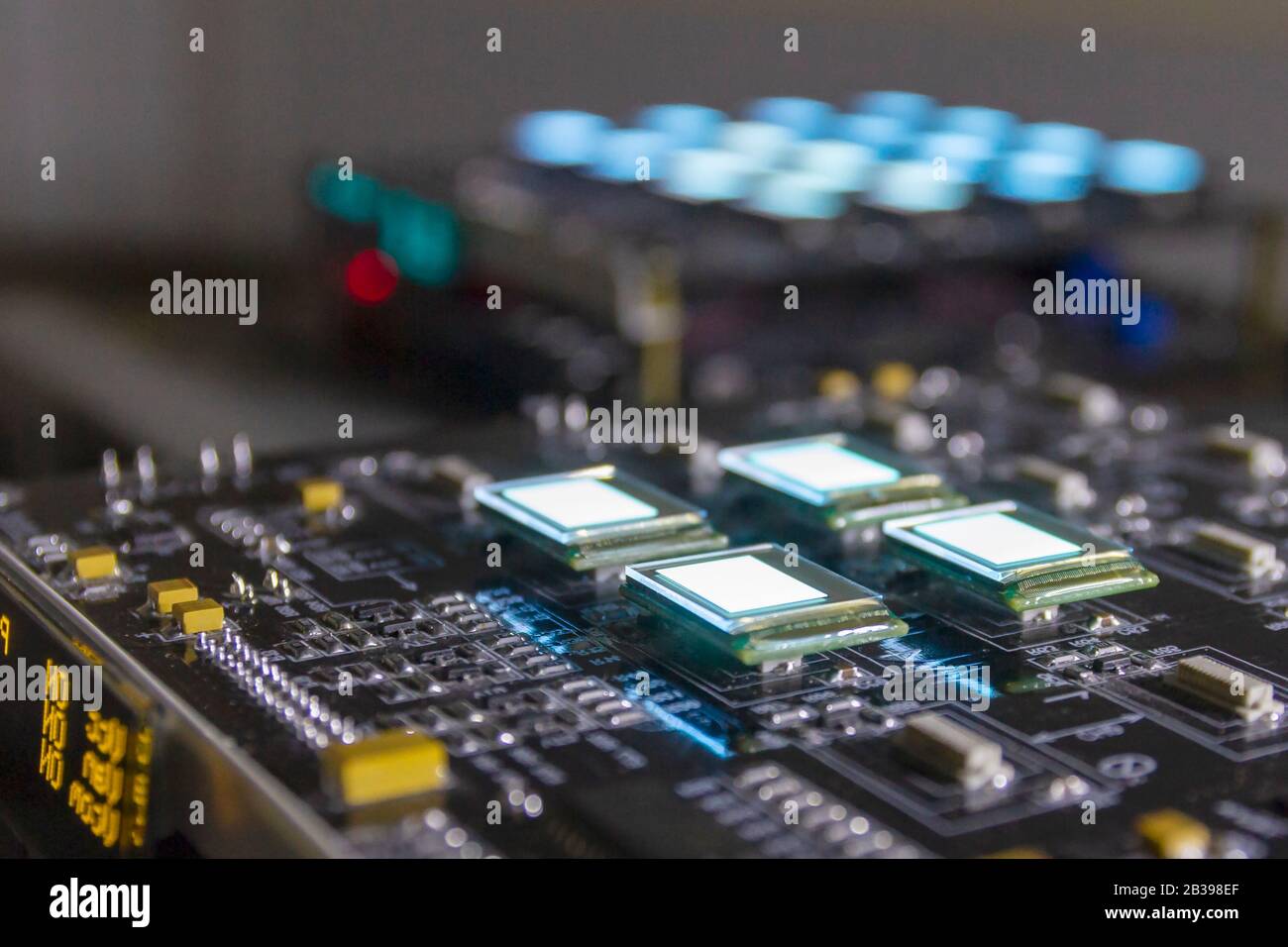 Processo di controllo di diversi display oled di colore bianco sulla stazione di test. Consente di visualizzare in primo piano la luminosità del colore bianco. Foto Stock