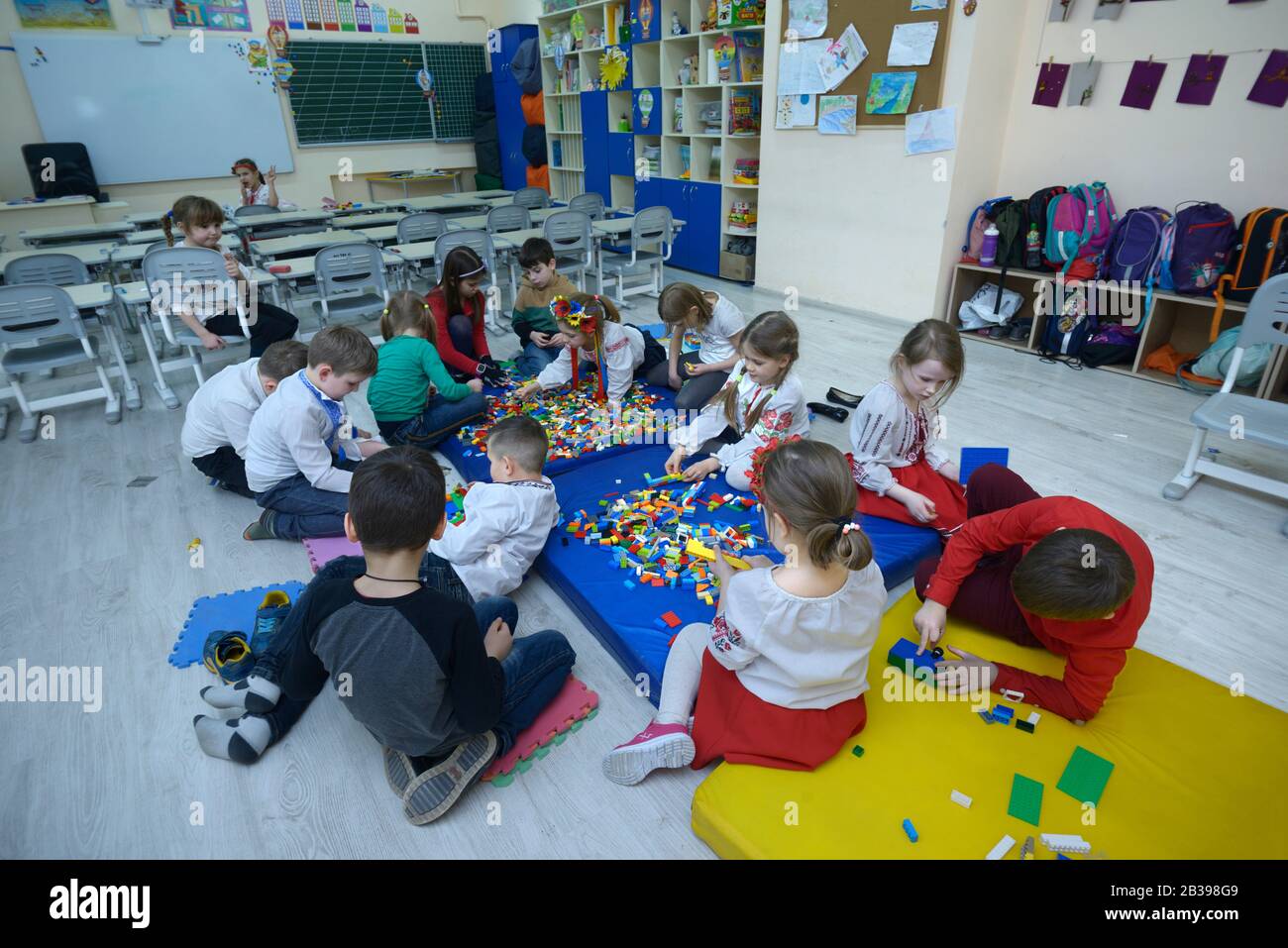Bambini che giocano giocattoli in classe della scuola primaria, assistenza post-scuola. 3 Marzo 2020. Kiev, Ucraina Foto Stock