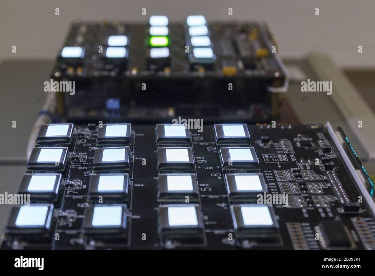 Processo di controllo di diversi display oled di colore bianco sulla stazione di test. Consente di visualizzare in primo piano la luminosità del colore bianco. Foto Stock