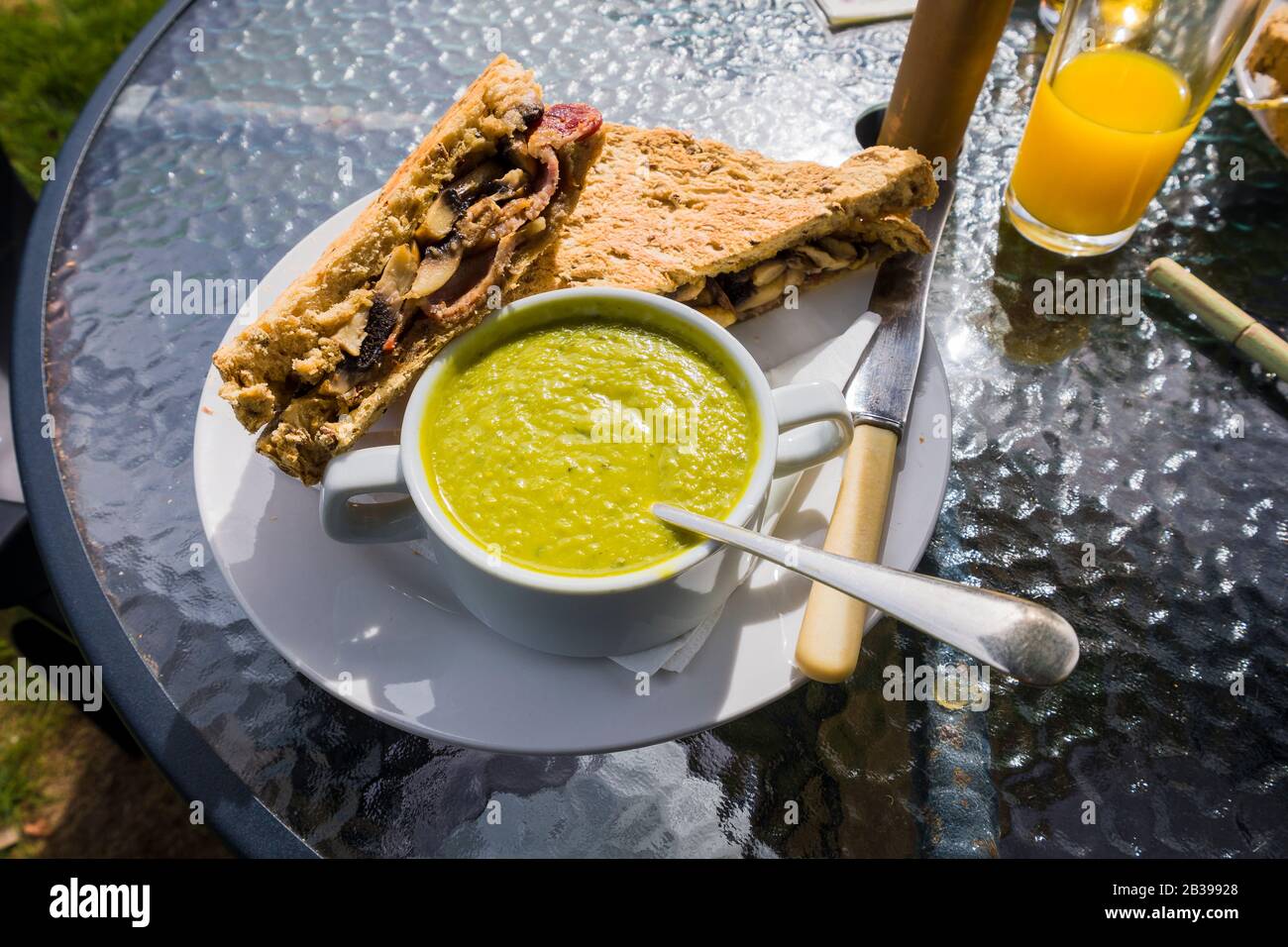 Zuppa di piselli fatta in casa servita per un pranzo leggero nel giardino di una fabbrica di vivai nel Hampshire Inghilterra UK Foto Stock