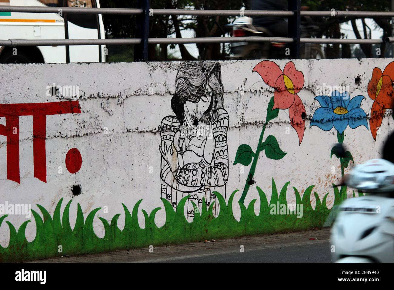 Amorevole Madre e bambino colore bianco e nero disegno muro pittura murale su strada sinhagad pune maharashtra come swatchh bharat Smart città initiat Foto Stock